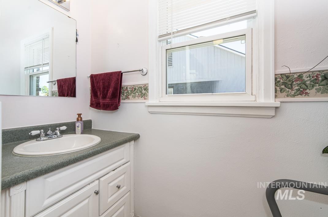 119 S Holly Street, Nampa, Idaho 83686, 3 Bedrooms, 1 Bathroom, Residential Income For Sale, Price $400,000,MLS 98980599