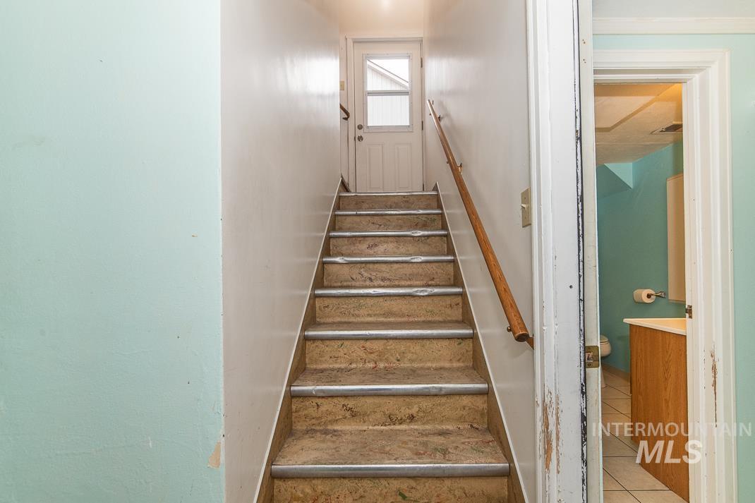 119 S Holly Street, Nampa, Idaho 83686, 3 Bedrooms, 1 Bathroom, Residential Income For Sale, Price $435,000,MLS 98980599