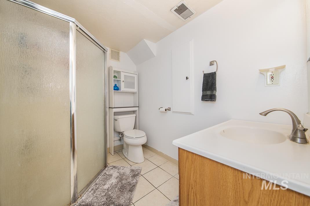 119 S Holly Street, Nampa, Idaho 83686, 3 Bedrooms, 1 Bathroom, Residential Income For Sale, Price $400,000,MLS 98980599