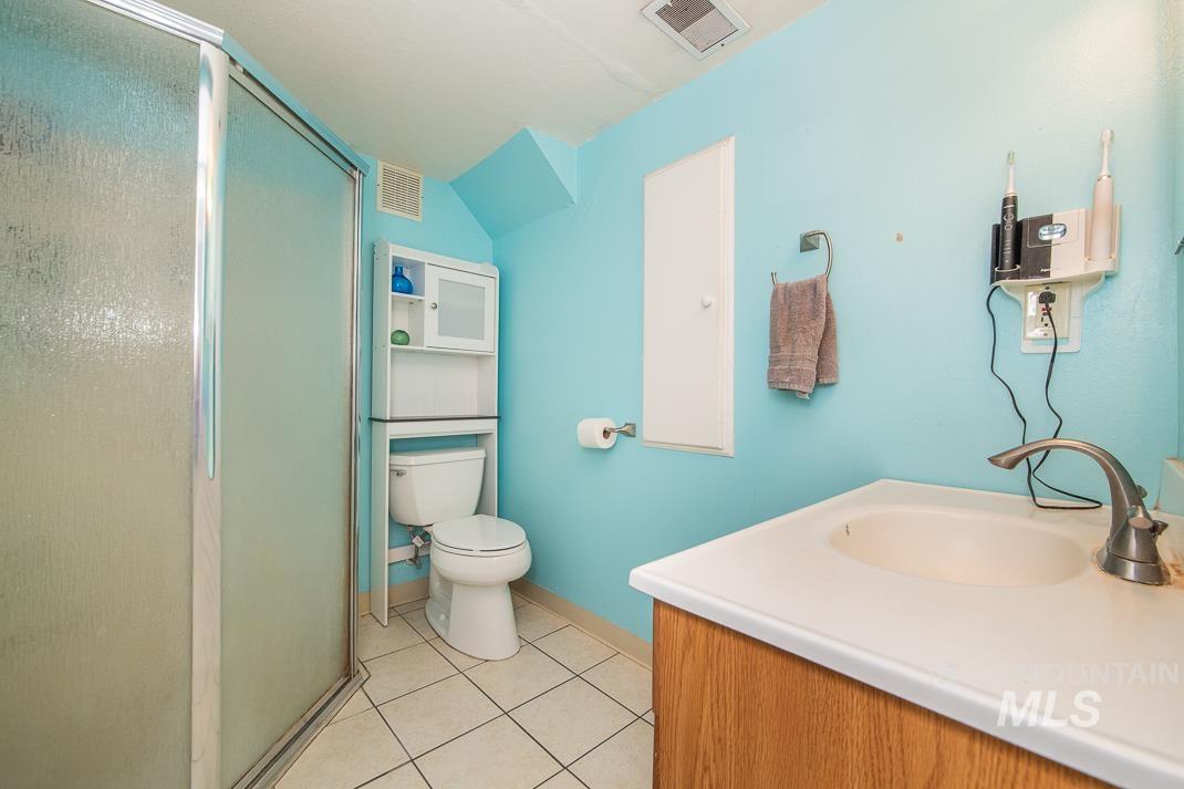 119 S Holly Street, Nampa, Idaho 83686, 3 Bedrooms, 1 Bathroom, Residential Income For Sale, Price $435,000,MLS 98980599