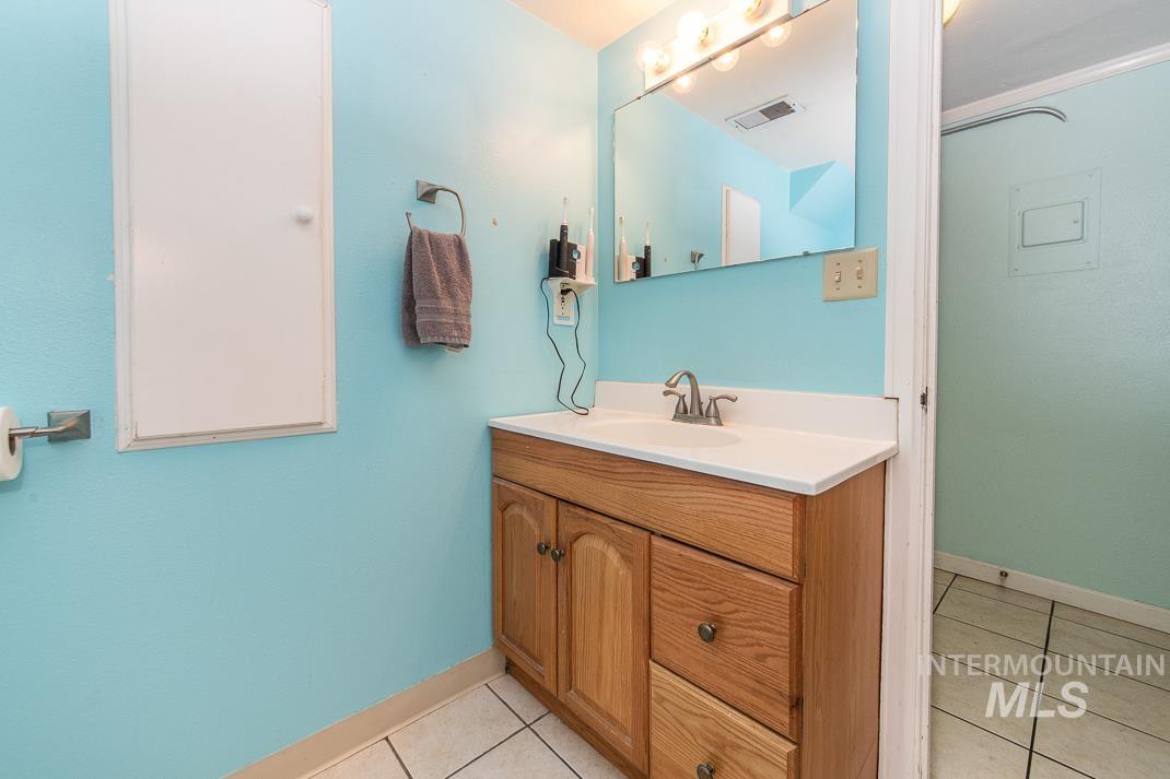 119 S Holly Street, Nampa, Idaho 83686, 3 Bedrooms, 1 Bathroom, Residential Income For Sale, Price $435,000,MLS 98980599