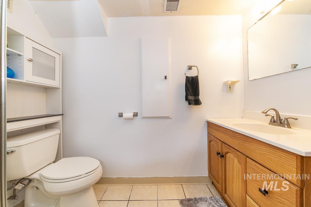 119 S Holly Street, Nampa, Idaho 83686, 3 Bedrooms, 1 Bathroom, Residential Income For Sale, Price $400,000,MLS 98980599