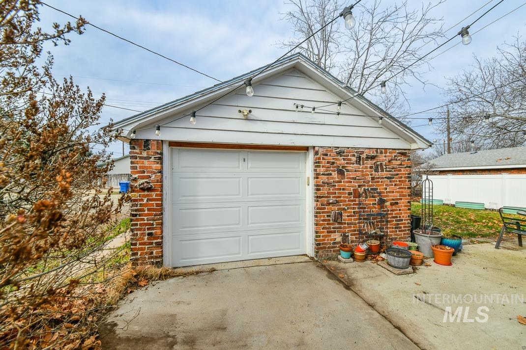 119 S Holly Street, Nampa, Idaho 83686, 3 Bedrooms, 1 Bathroom, Residential Income For Sale, Price $435,000,MLS 98980599