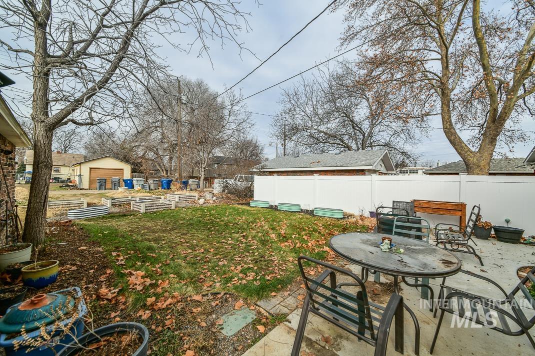 119 S Holly Street, Nampa, Idaho 83686, 3 Bedrooms, 1 Bathroom, Residential Income For Sale, Price $400,000,MLS 98980599