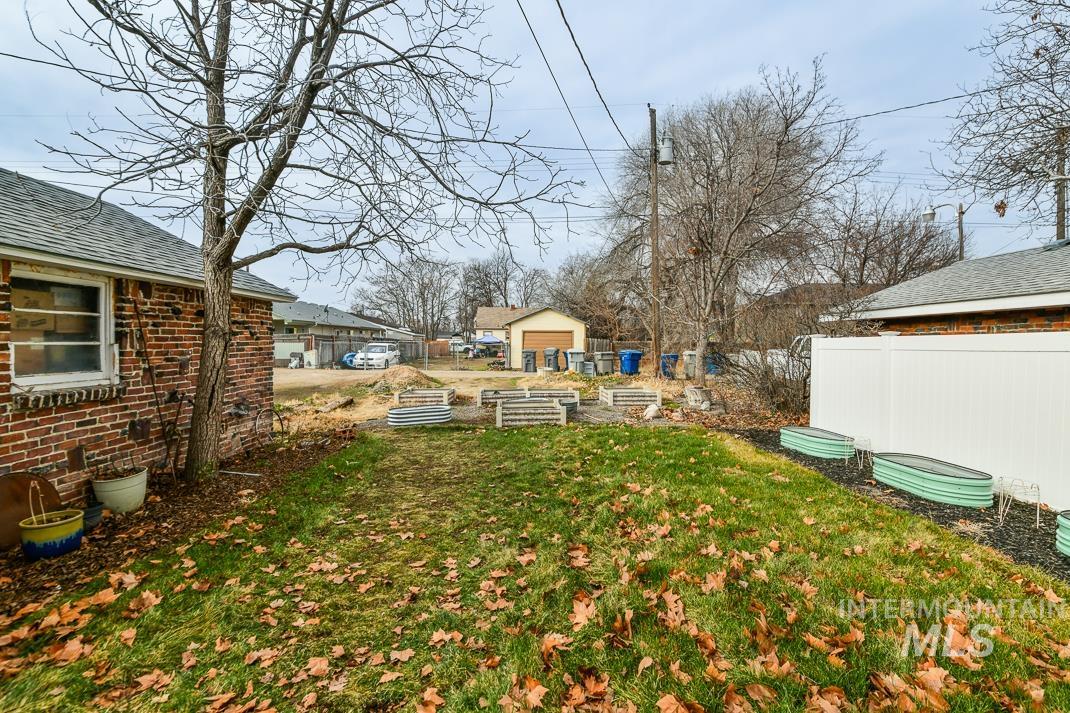 119 S Holly Street, Nampa, Idaho 83686, 3 Bedrooms, 1 Bathroom, Residential Income For Sale, Price $400,000,MLS 98980599