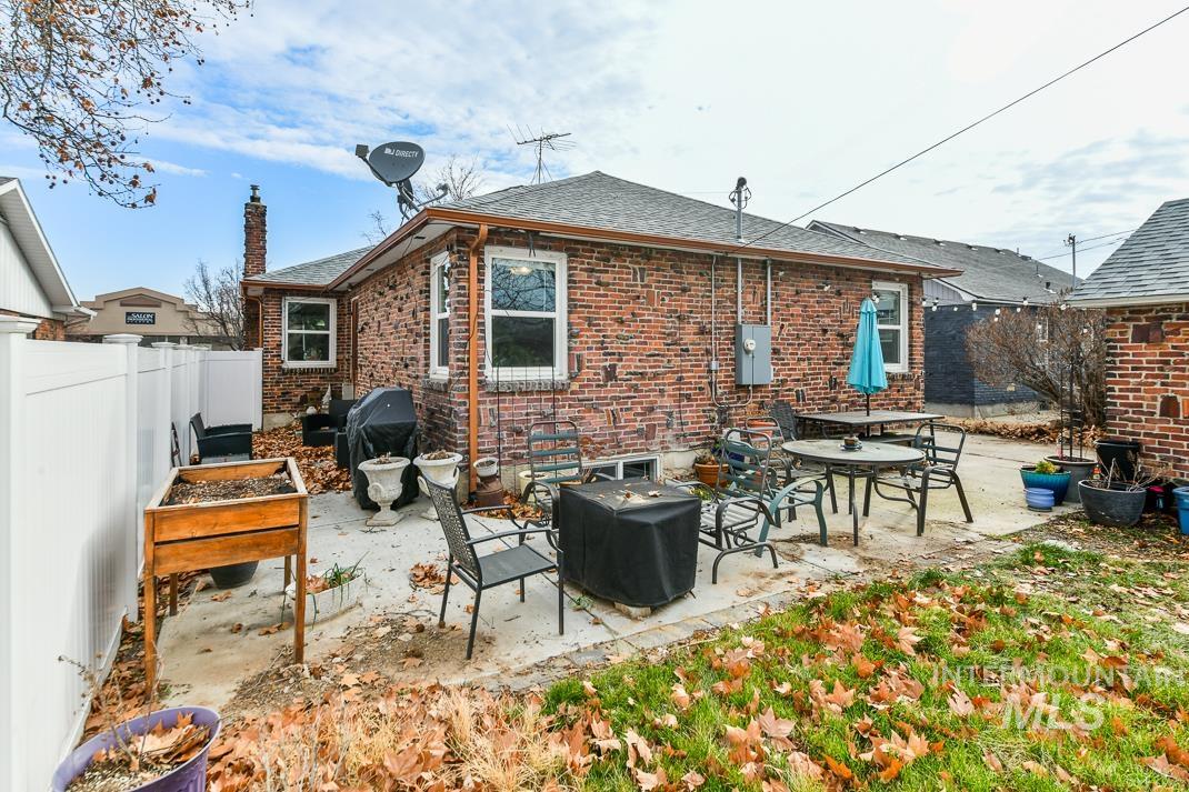 119 S Holly Street, Nampa, Idaho 83686, 3 Bedrooms, 1 Bathroom, Residential Income For Sale, Price $435,000,MLS 98980599