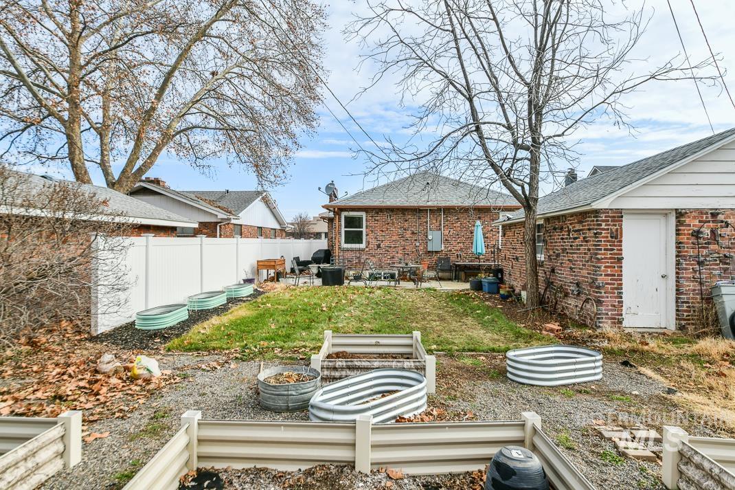 119 S Holly Street, Nampa, Idaho 83686, 3 Bedrooms, 1 Bathroom, Residential Income For Sale, Price $400,000,MLS 98980599