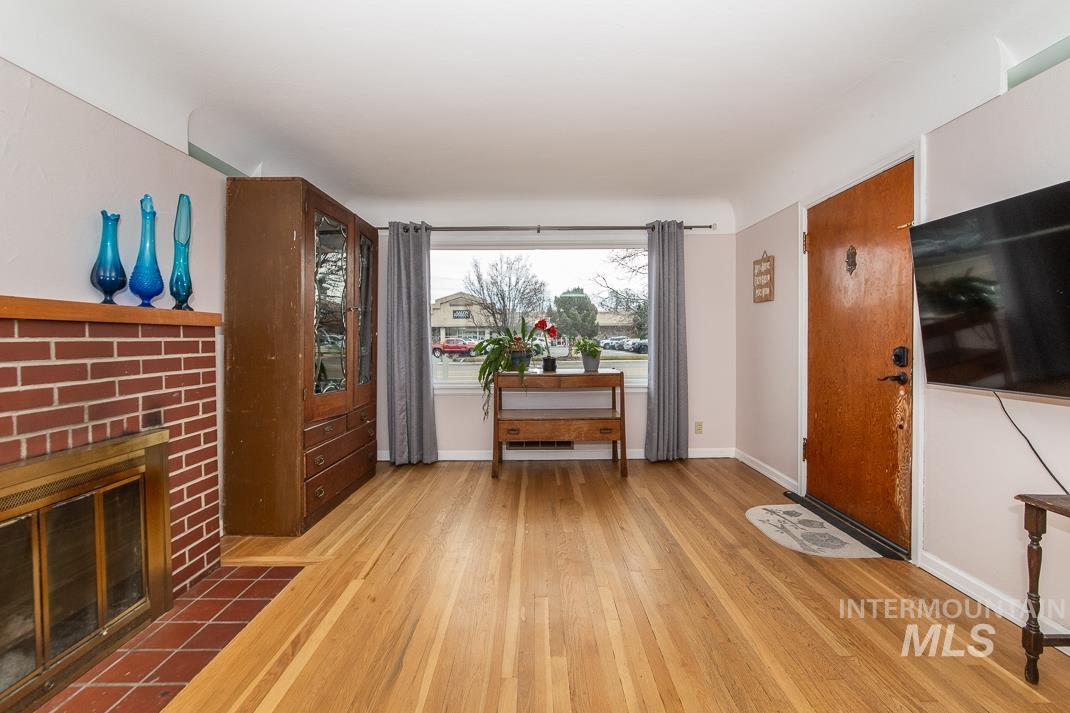 119 S Holly Street, Nampa, Idaho 83686, 3 Bedrooms, 1 Bathroom, Residential Income For Sale, Price $435,000,MLS 98980599