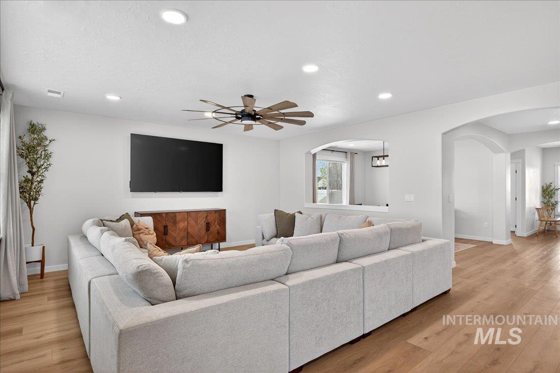 1993 N Perth Ct., Middleton, Idaho 83644, 5 Bedrooms, 3 Bathrooms, Residential For Sale, Price $699,900,MLS 98980637