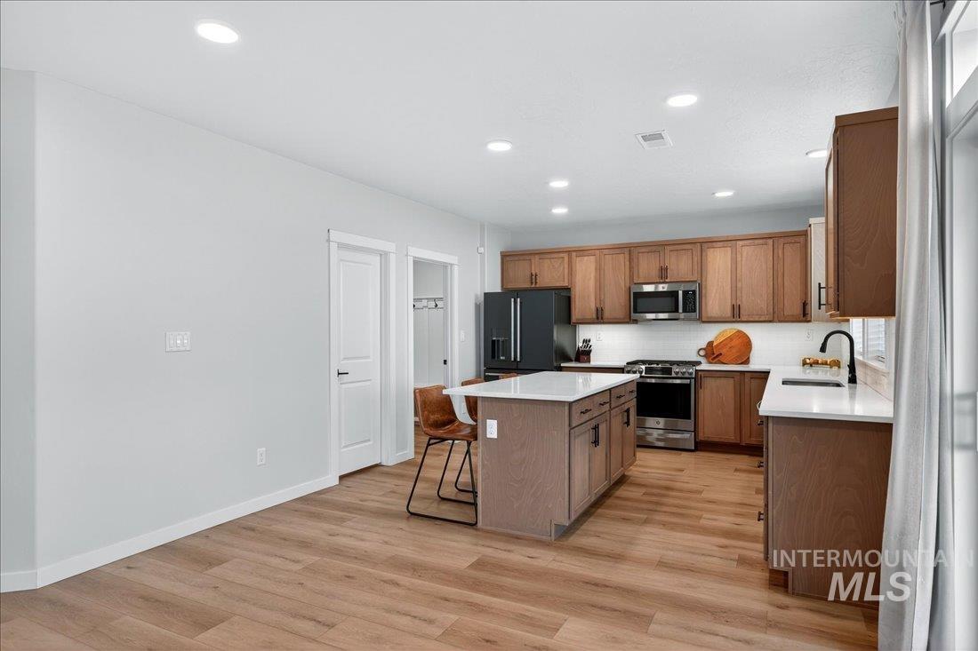 1993 N Perth Ct., Middleton, Idaho 83644, 5 Bedrooms, 3 Bathrooms, Residential For Sale, Price $699,900,MLS 98980637