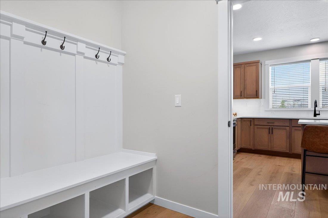 1993 N Perth Ct., Middleton, Idaho 83644, 5 Bedrooms, 3 Bathrooms, Residential For Sale, Price $699,900,MLS 98980637