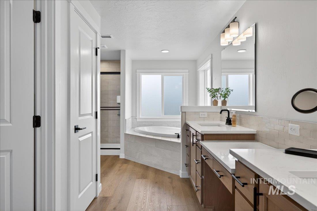 1993 N Perth Ct., Middleton, Idaho 83644, 5 Bedrooms, 3 Bathrooms, Residential For Sale, Price $699,900,MLS 98980637