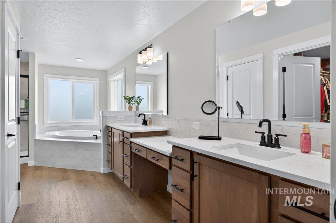 1993 N Perth Ct., Middleton, Idaho 83644, 5 Bedrooms, 3 Bathrooms, Residential For Sale, Price $699,900,MLS 98980637