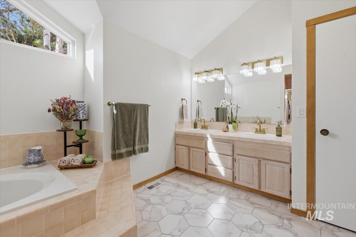 3020 Westview Lane, Nampa, Idaho 83686, 3 Bedrooms, 3 Bathrooms, Residential For Sale, Price $560,000, 98980647