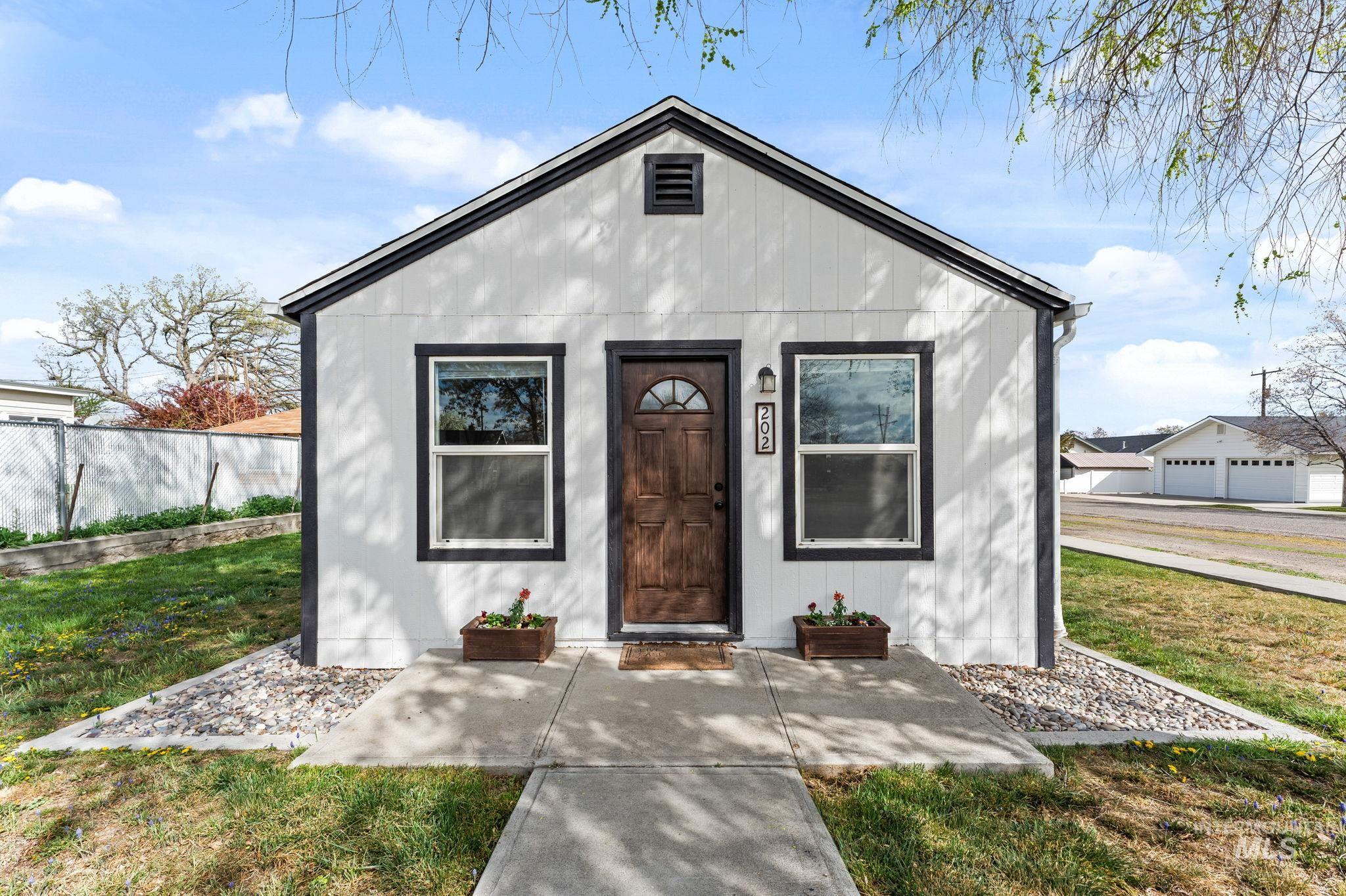 202 6th Street, Filer, Idaho 83328, 1 Bedroom, 1 Bathroom, Residential For Sale, Price $187,500,MLS 98980649