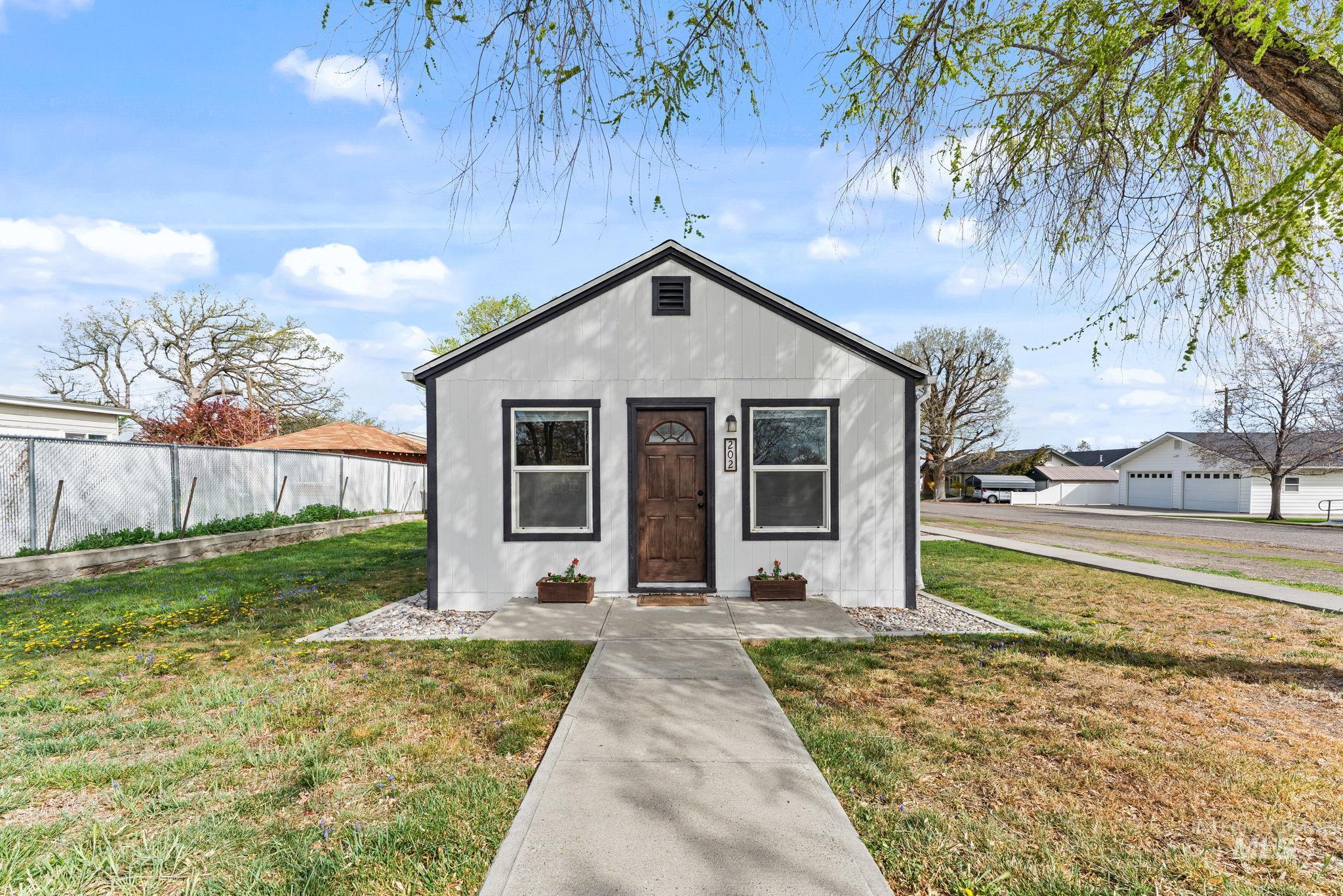 202 6th Street, Filer, Idaho 83328, 1 Bedroom, 1 Bathroom, Residential For Sale, Price $187,500,MLS 98980649