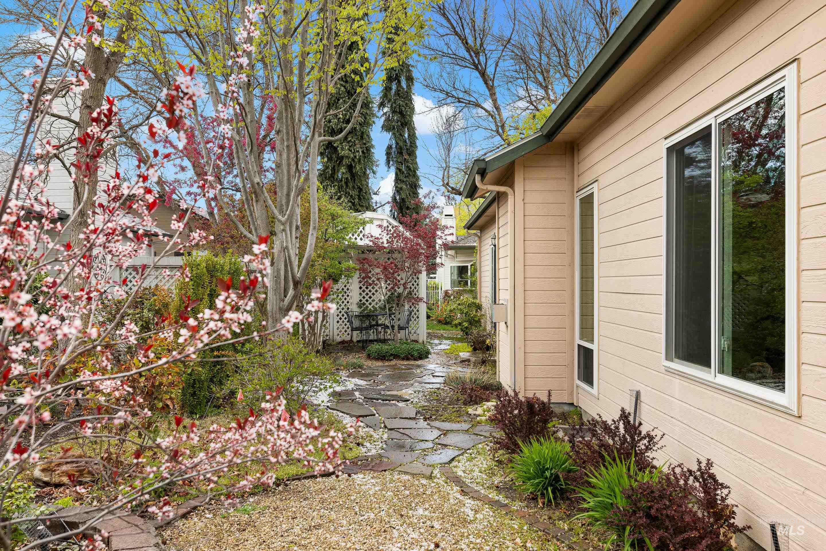 5583 W Harborcove Ln, Boise, Idaho 83703, 2 Bedrooms, 2 Bathrooms, Residential For Sale, Price $499,000,MLS 98980678