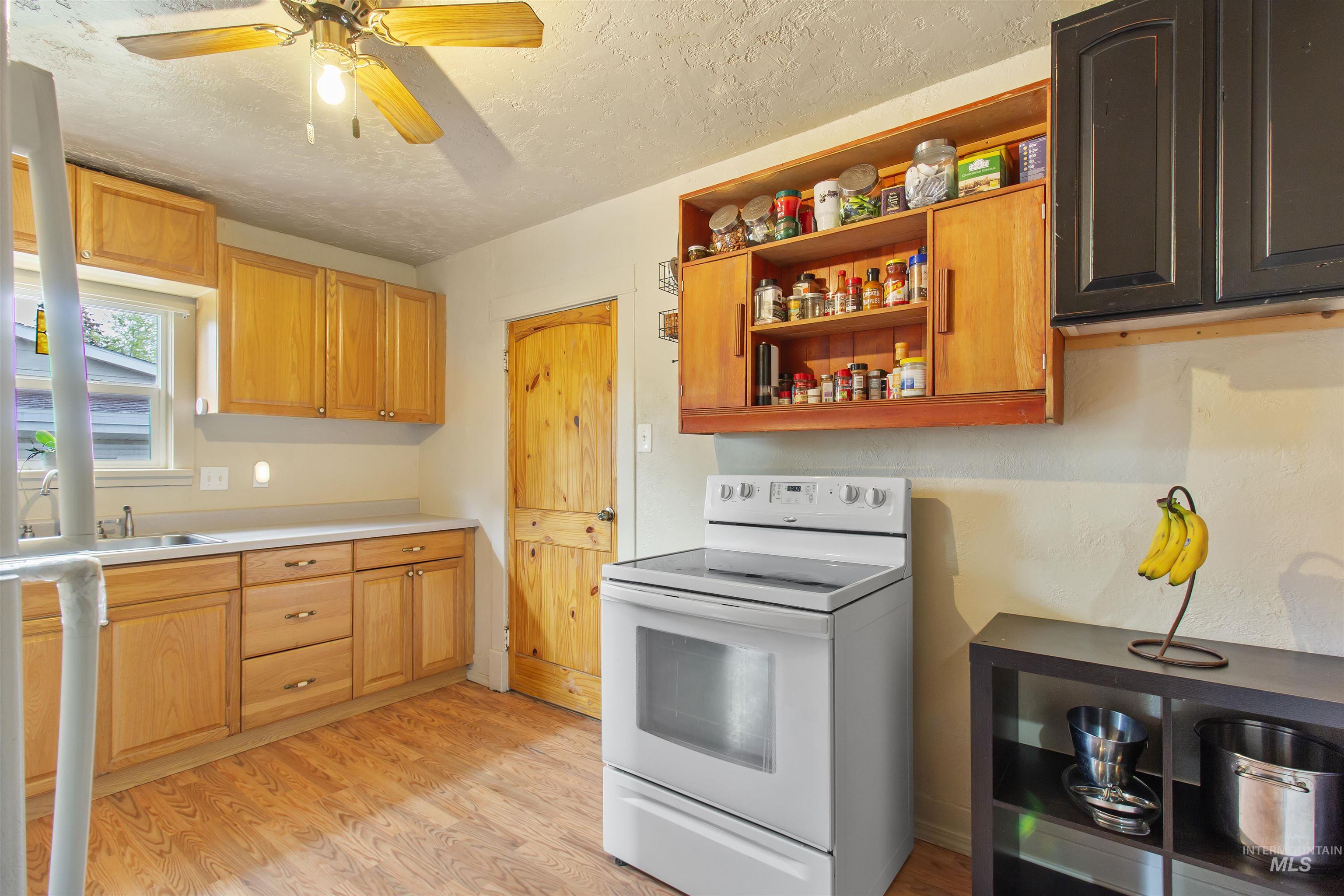 464 Heyburn Ave W, Twin Falls, Idaho 83301, 3 Bedrooms, 2 Bathrooms, Residential For Sale, Price $299,000,MLS 98980682