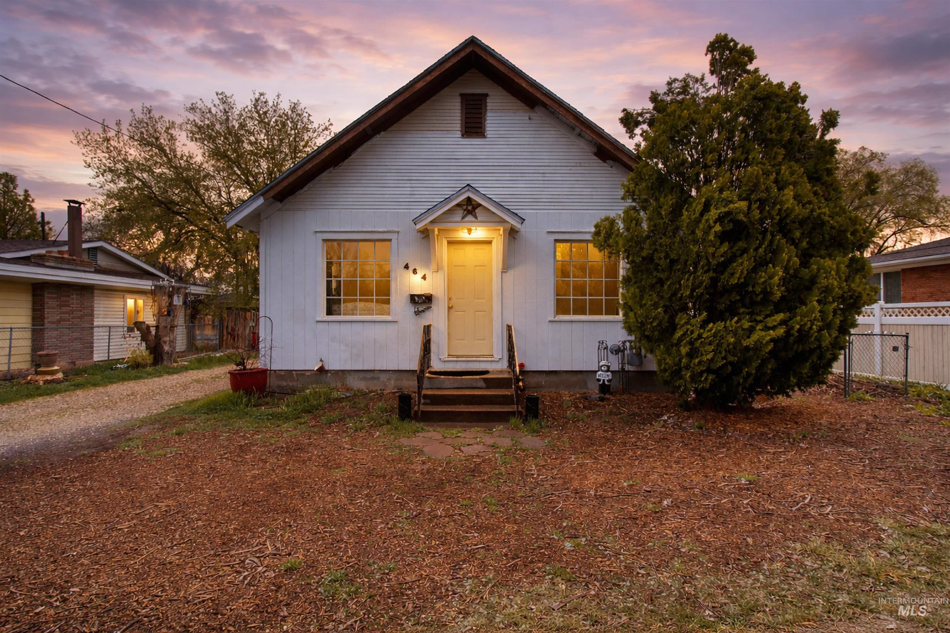 464 Heyburn Ave W, Twin Falls, Idaho 83301, 3 Bedrooms, 2 Bathrooms, Residential For Sale, Price $299,000,MLS 98980682