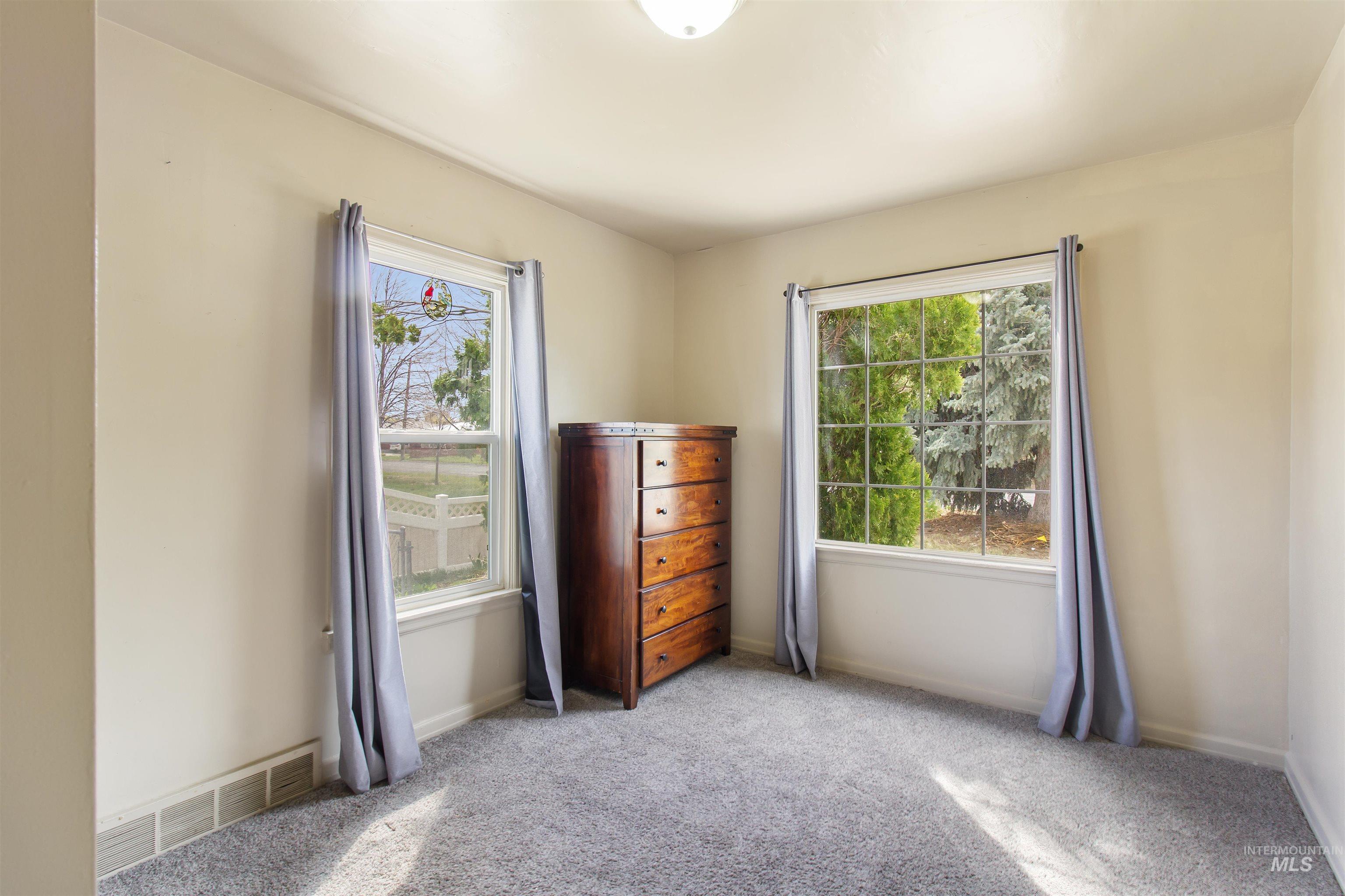 464 Heyburn Ave W, Twin Falls, Idaho 83301, 3 Bedrooms, 2 Bathrooms, Residential For Sale, Price $299,000,MLS 98980682