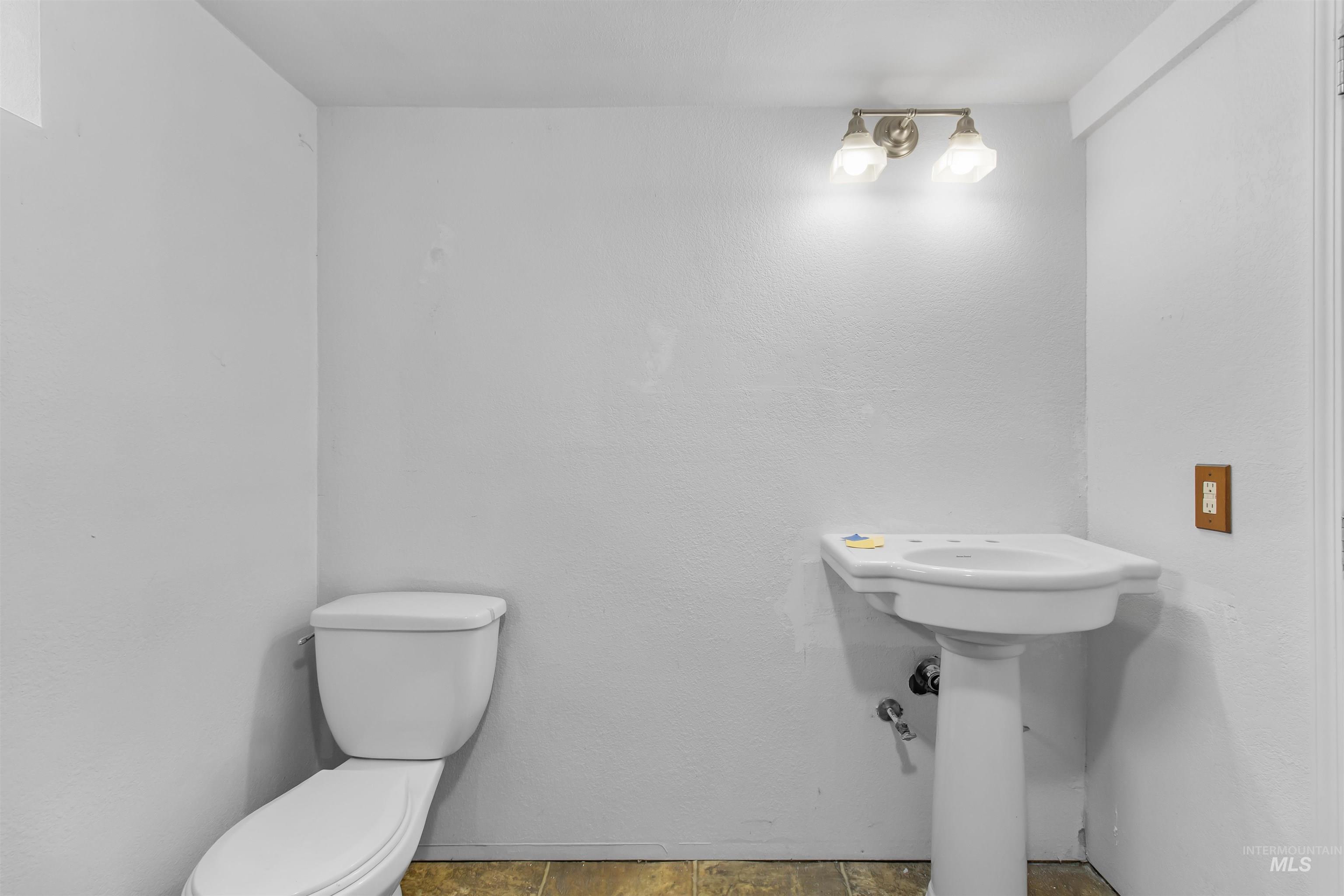 464 Heyburn Ave W, Twin Falls, Idaho 83301, 3 Bedrooms, 2 Bathrooms, Residential For Sale, Price $299,000,MLS 98980682