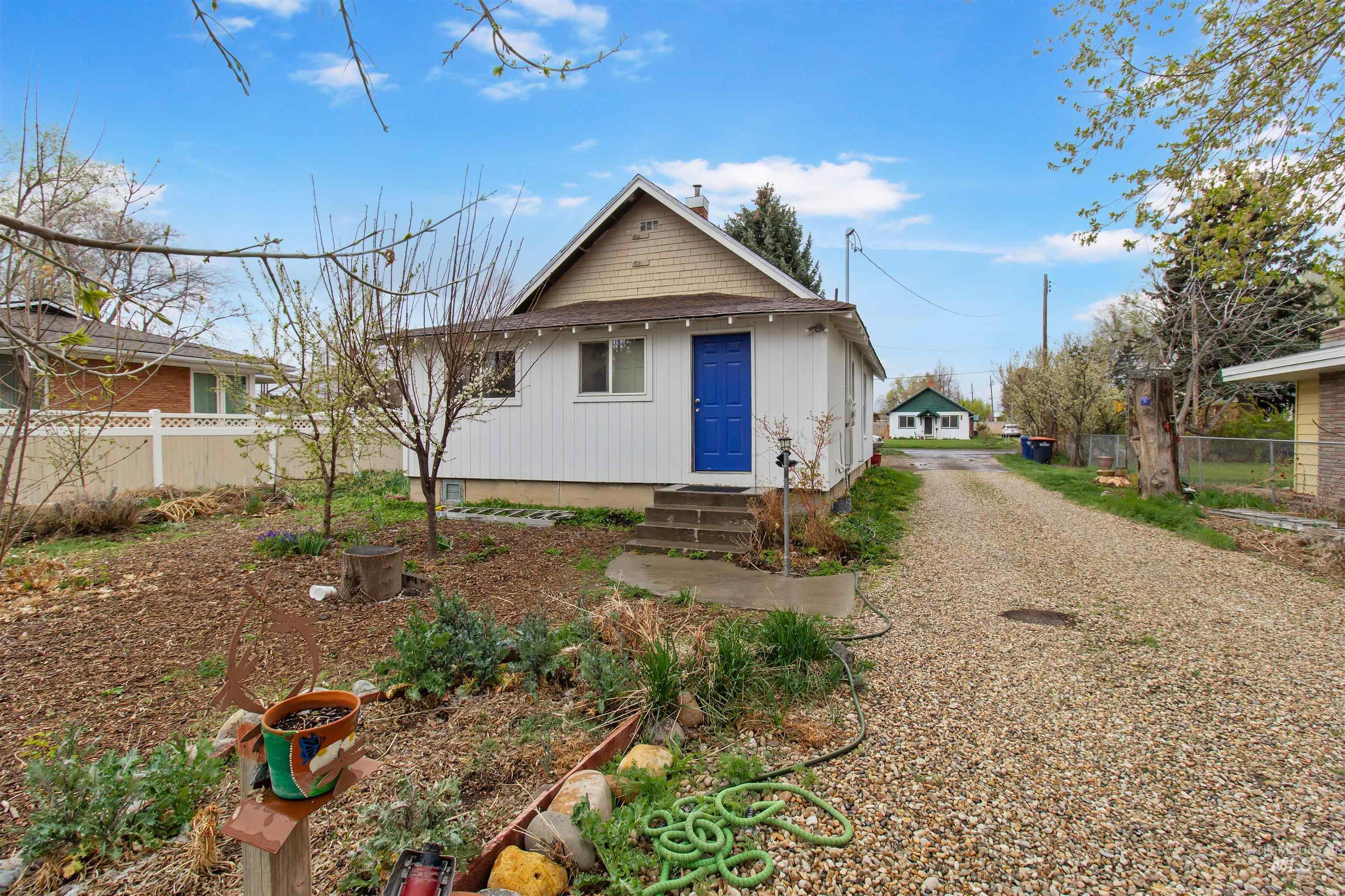 464 Heyburn Ave W, Twin Falls, Idaho 83301, 3 Bedrooms, 2 Bathrooms, Residential For Sale, Price $299,000,MLS 98980682