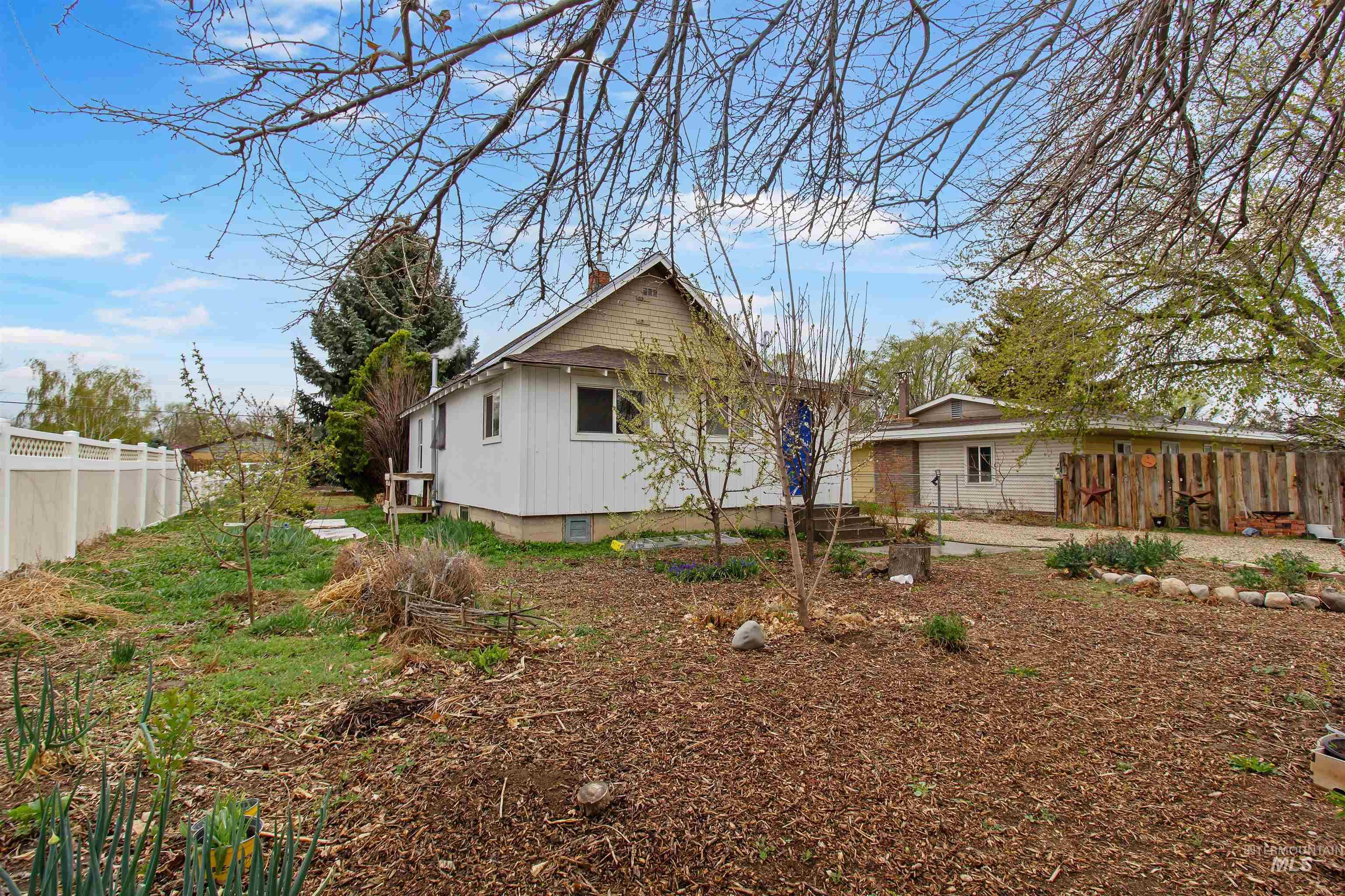 464 Heyburn Ave W, Twin Falls, Idaho 83301, 3 Bedrooms, 2 Bathrooms, Residential For Sale, Price $299,000,MLS 98980682