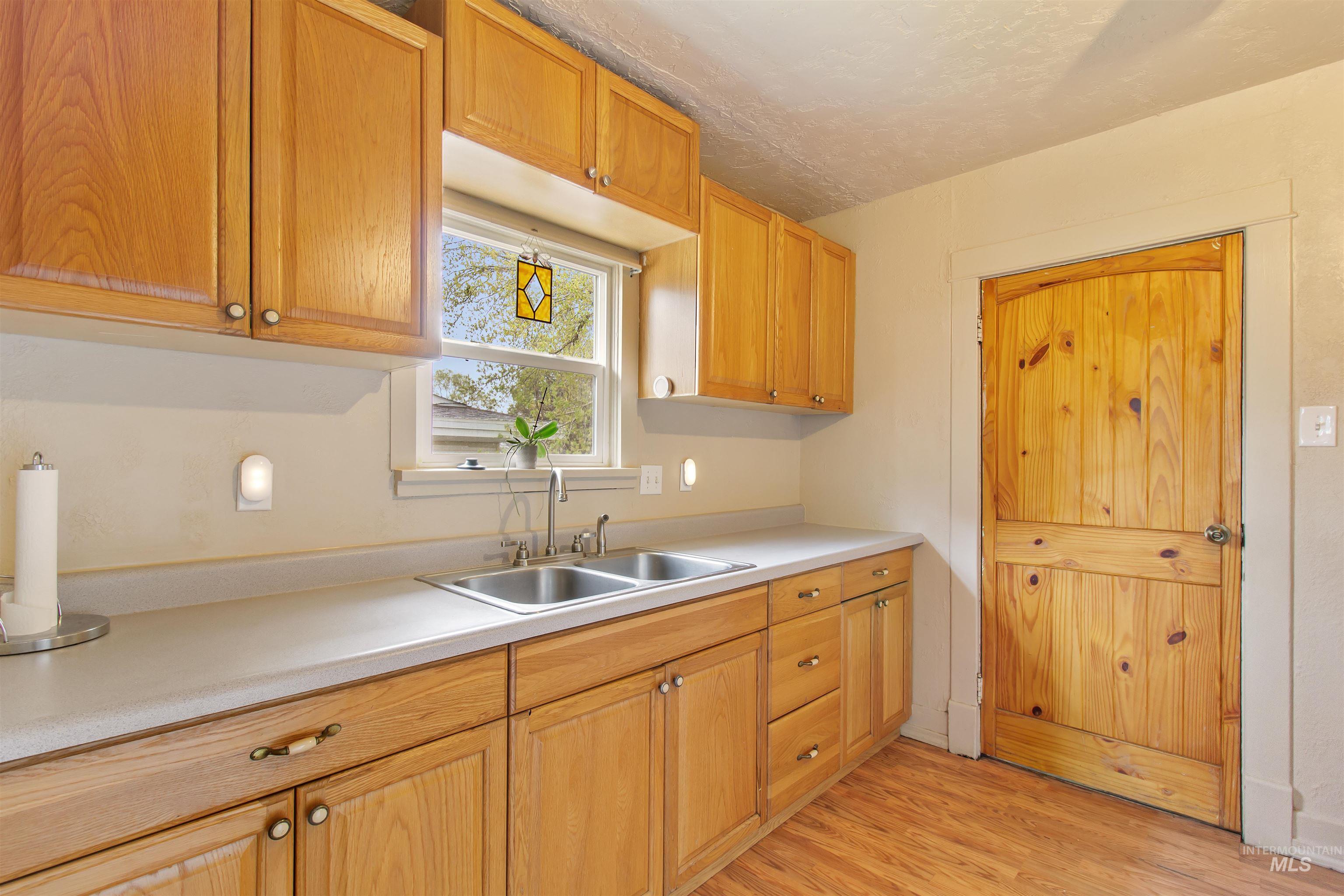 464 Heyburn Ave W, Twin Falls, Idaho 83301, 3 Bedrooms, 2 Bathrooms, Residential For Sale, Price $299,000,MLS 98980682