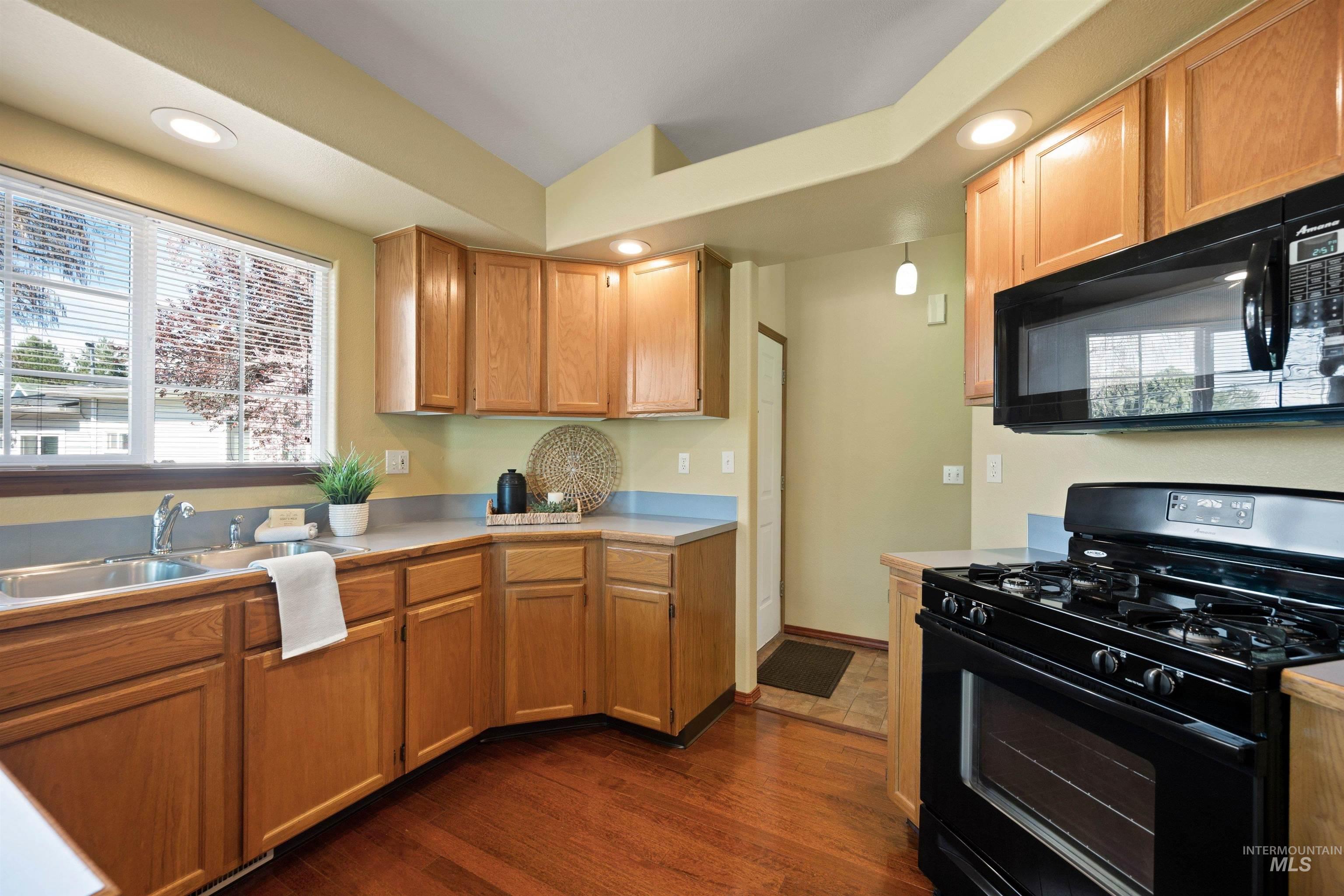 2230 S Sumac Street, Boise, Idaho 83706, 3 Bedrooms, 3 Bathrooms, Residential For Sale, Price $564,900, 98980694