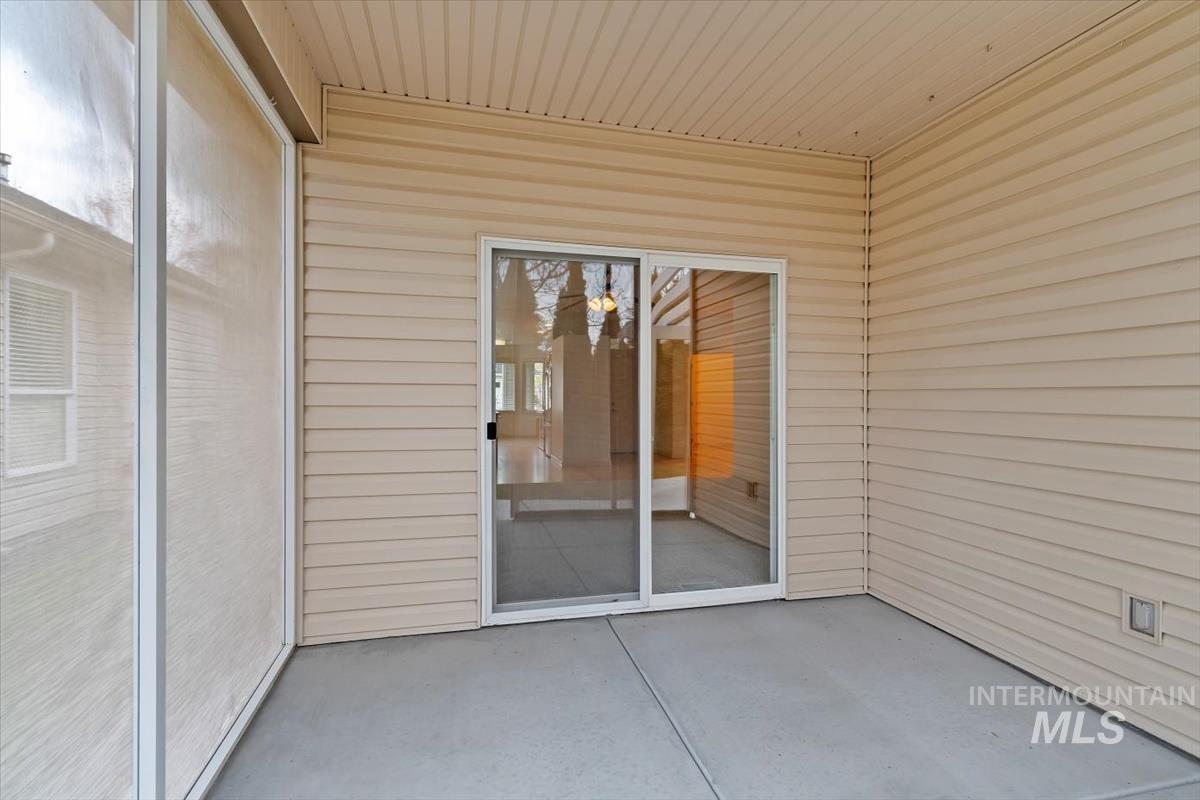 356 S Golden Eagle Lane, Eagle, Idaho 83616, 3 Bedrooms, 2 Bathrooms, Residential For Sale, Price $465,000,MLS 98980708