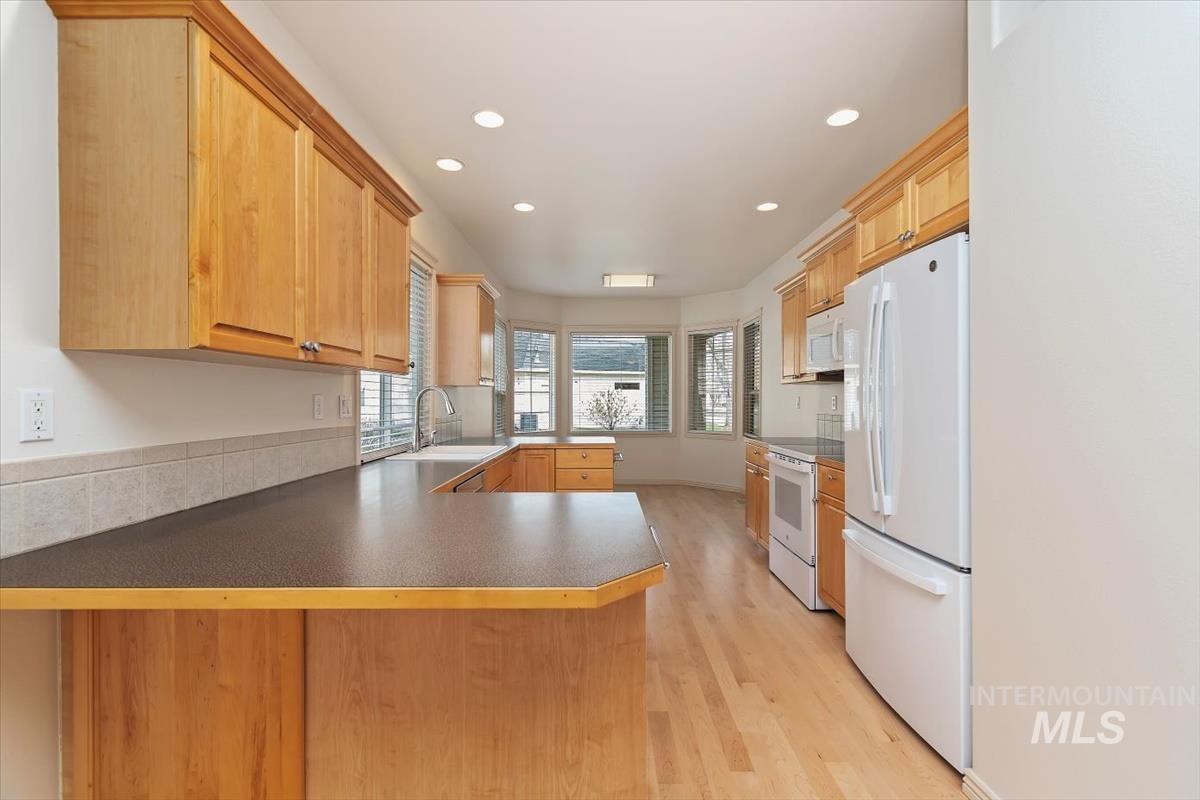 356 S Golden Eagle Lane, Eagle, Idaho 83616, 3 Bedrooms, 2 Bathrooms, Residential For Sale, Price $465,000,MLS 98980708