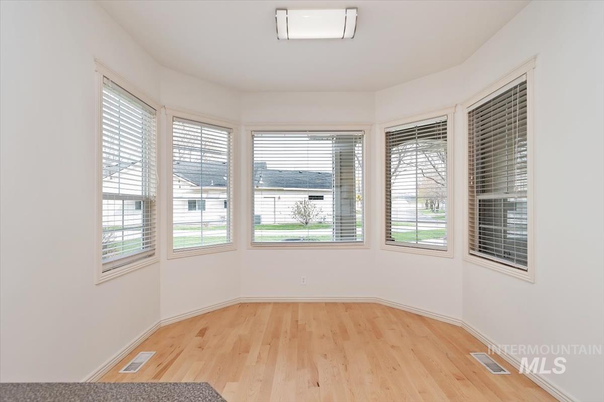 356 S Golden Eagle Lane, Eagle, Idaho 83616, 3 Bedrooms, 2 Bathrooms, Residential For Sale, Price $465,000,MLS 98980708