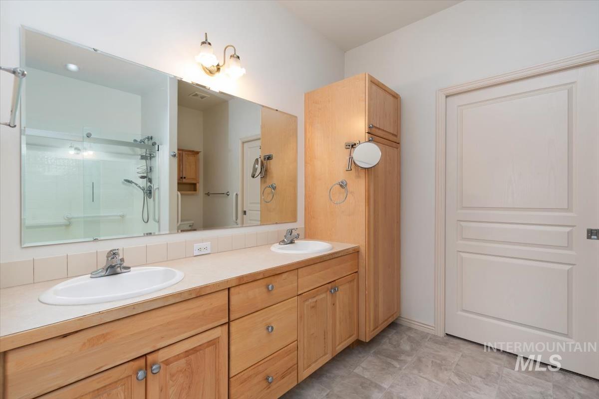 356 S Golden Eagle Lane, Eagle, Idaho 83616, 3 Bedrooms, 2 Bathrooms, Residential For Sale, Price $465,000,MLS 98980708