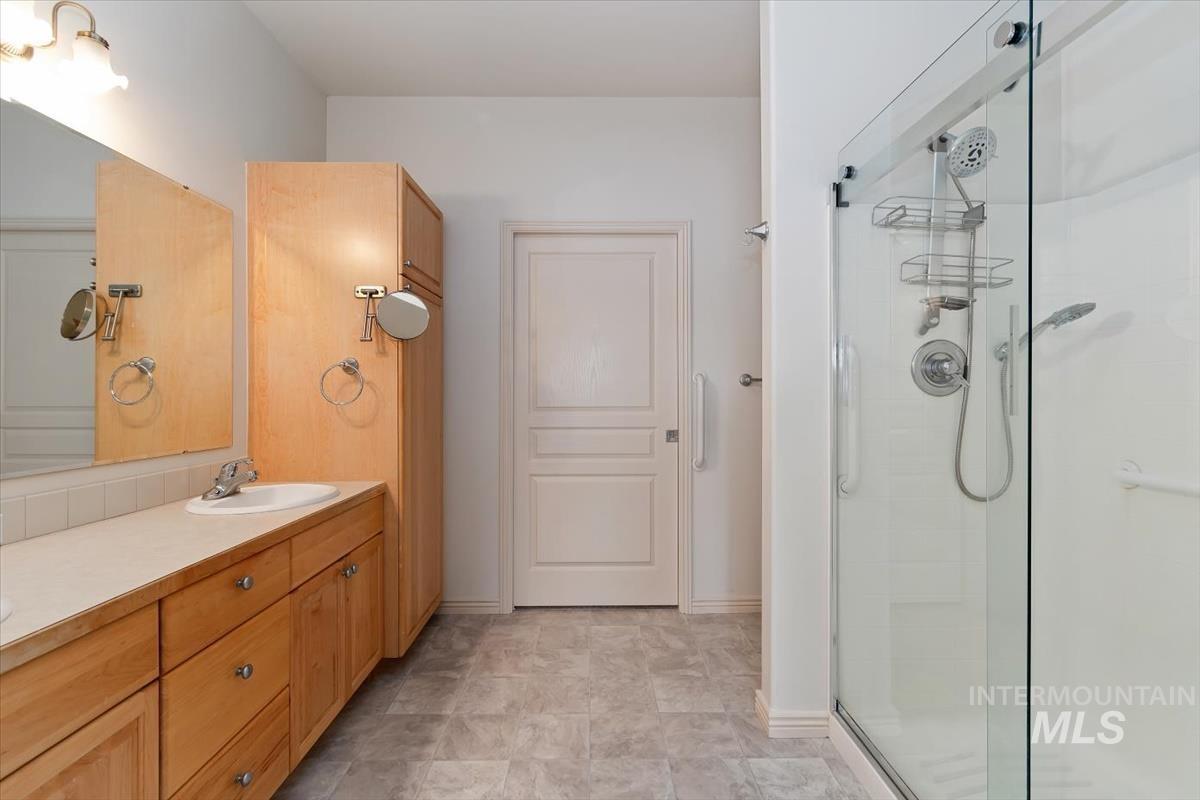 356 S Golden Eagle Lane, Eagle, Idaho 83616, 3 Bedrooms, 2 Bathrooms, Residential For Sale, Price $465,000,MLS 98980708