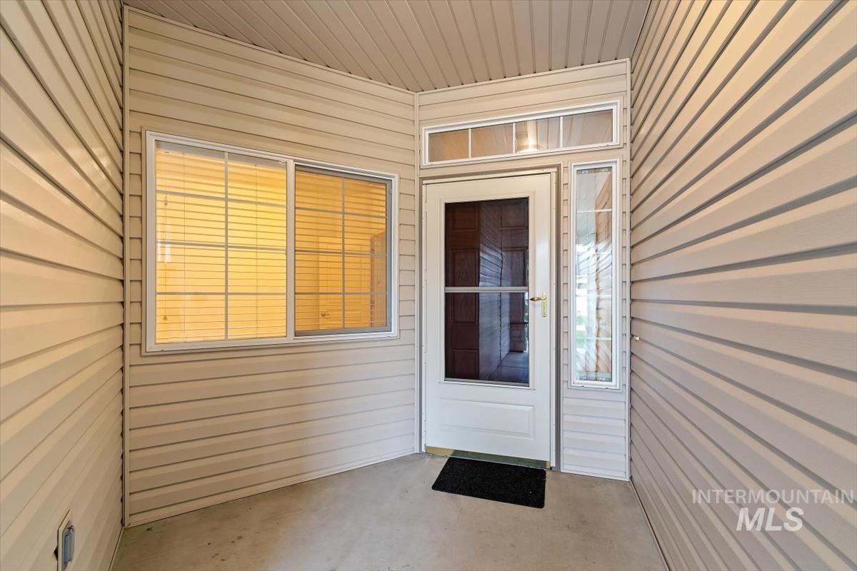 356 S Golden Eagle Lane, Eagle, Idaho 83616, 3 Bedrooms, 2 Bathrooms, Residential For Sale, Price $465,000,MLS 98980708