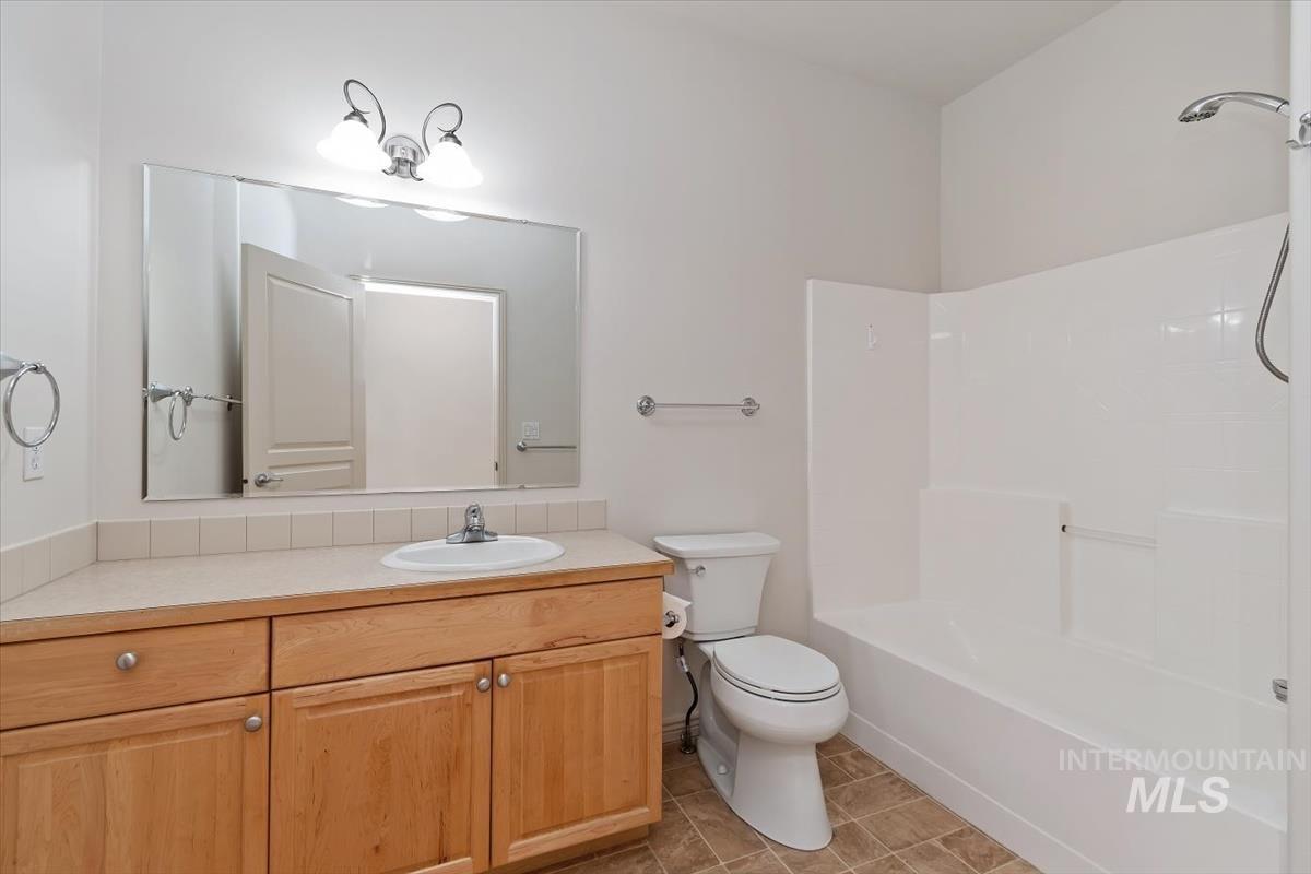 356 S Golden Eagle Lane, Eagle, Idaho 83616, 3 Bedrooms, 2 Bathrooms, Residential For Sale, Price $465,000,MLS 98980708