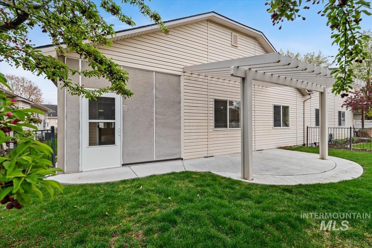 356 S Golden Eagle Lane, Eagle, Idaho 83616, 3 Bedrooms, 2 Bathrooms, Residential For Sale, Price $465,000,MLS 98980708