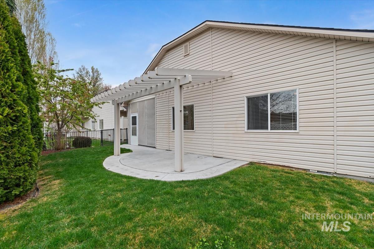 356 S Golden Eagle Lane, Eagle, Idaho 83616, 3 Bedrooms, 2 Bathrooms, Residential For Sale, Price $465,000,MLS 98980708