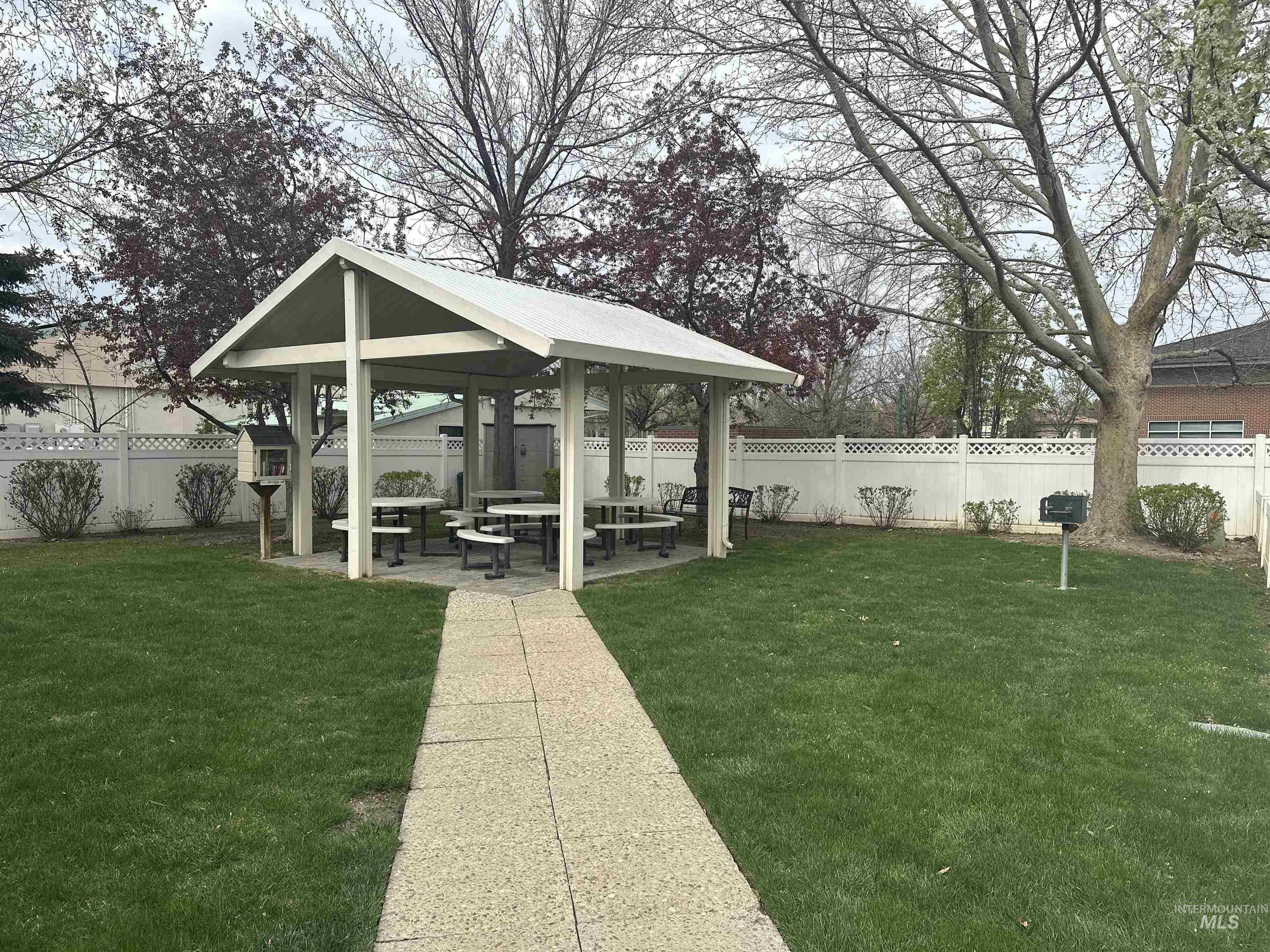 356 S Golden Eagle Lane, Eagle, Idaho 83616, 3 Bedrooms, 2 Bathrooms, Residential For Sale, Price $465,000,MLS 98980708