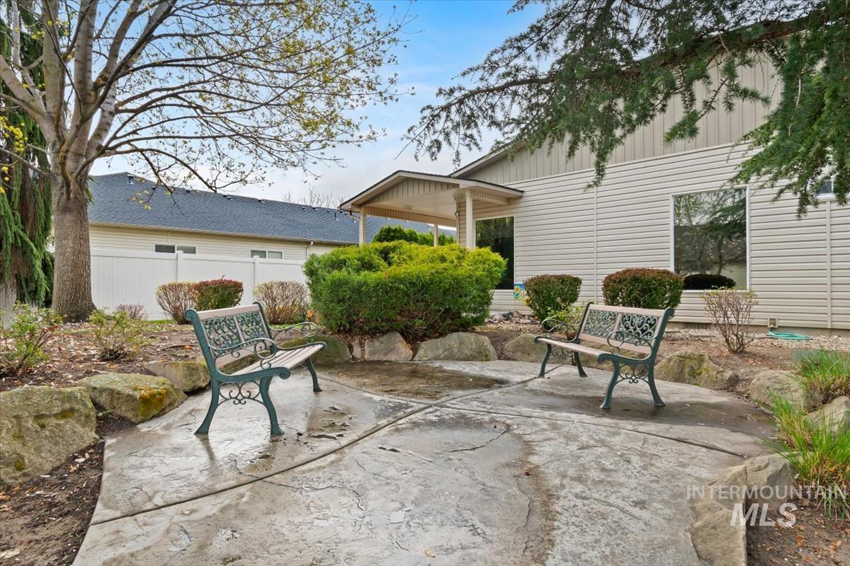 356 S Golden Eagle Lane, Eagle, Idaho 83616, 3 Bedrooms, 2 Bathrooms, Residential For Sale, Price $465,000,MLS 98980708