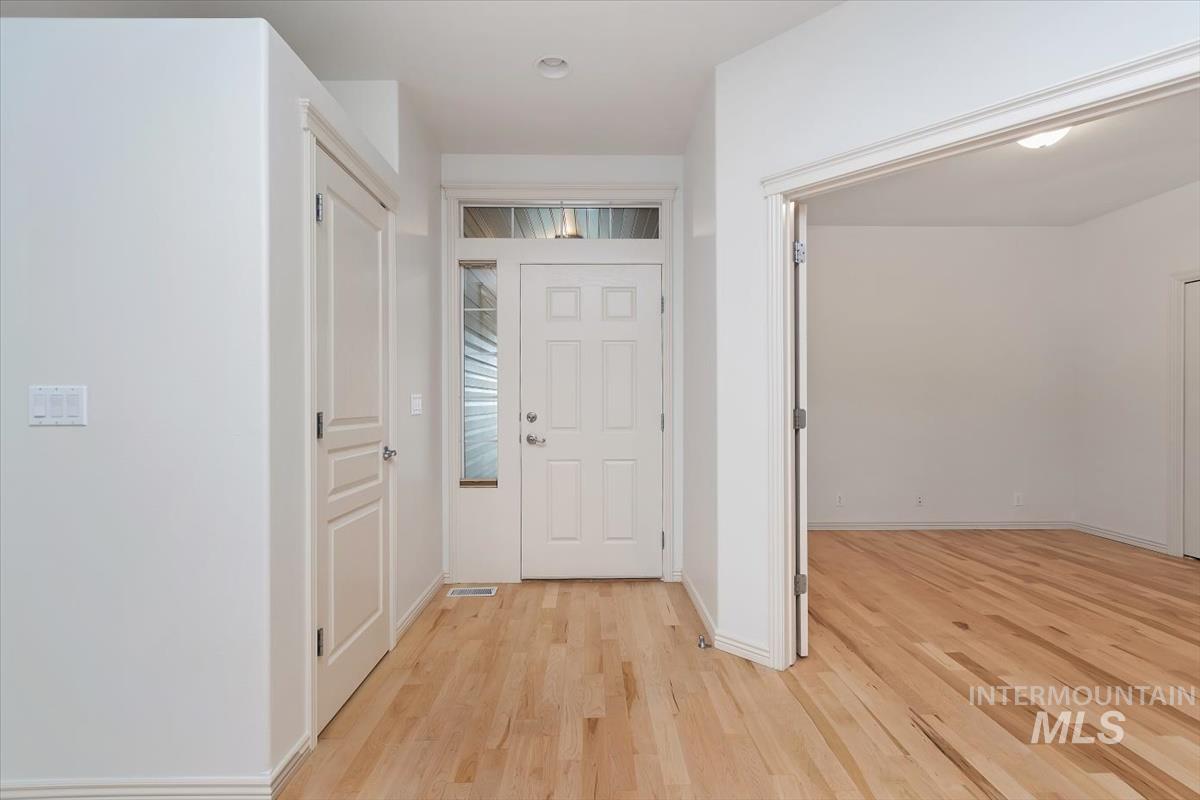 356 S Golden Eagle Lane, Eagle, Idaho 83616, 3 Bedrooms, 2 Bathrooms, Residential For Sale, Price $465,000,MLS 98980708