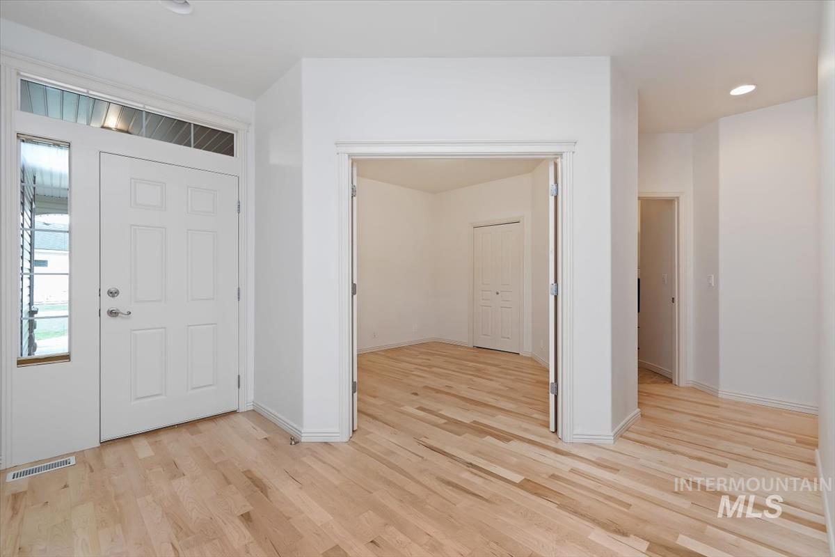 356 S Golden Eagle Lane, Eagle, Idaho 83616, 3 Bedrooms, 2 Bathrooms, Residential For Sale, Price $465,000,MLS 98980708