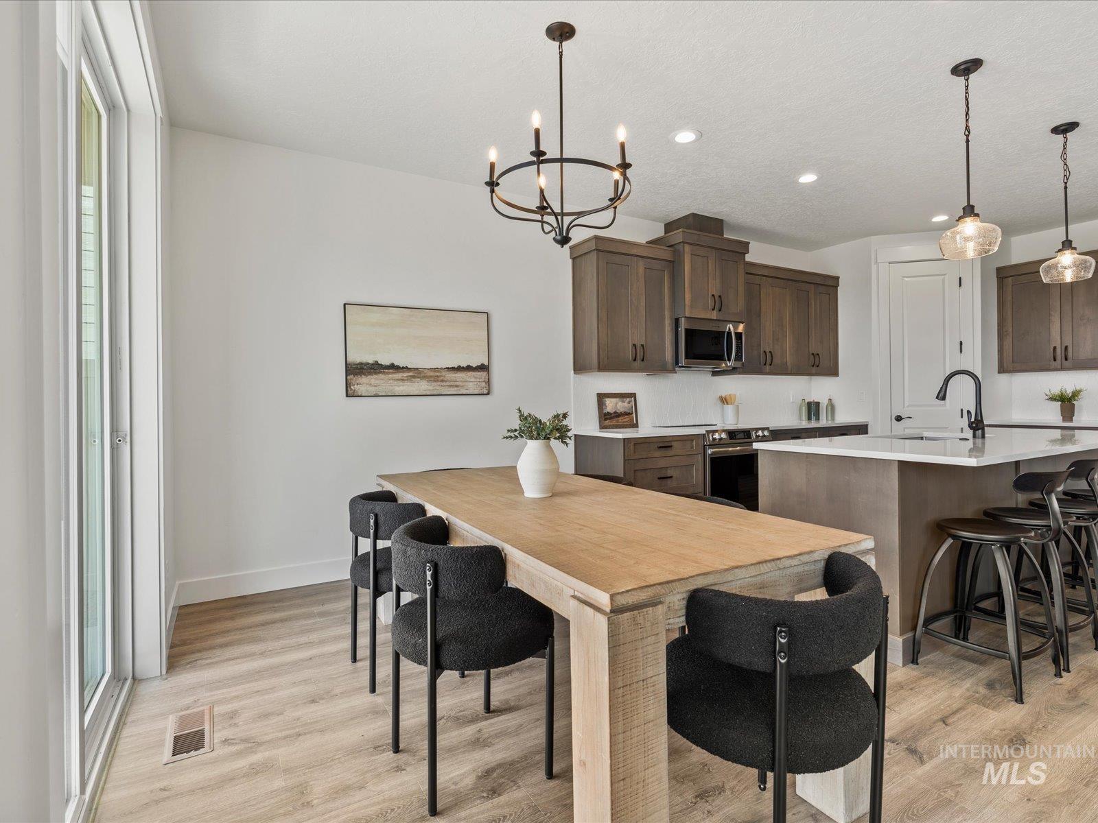 365 S Bumper Way, Boise, Idaho 83716, 3 Bedrooms, 2 Bathrooms, Residential For Sale, Price $489,900,MLS 98980723