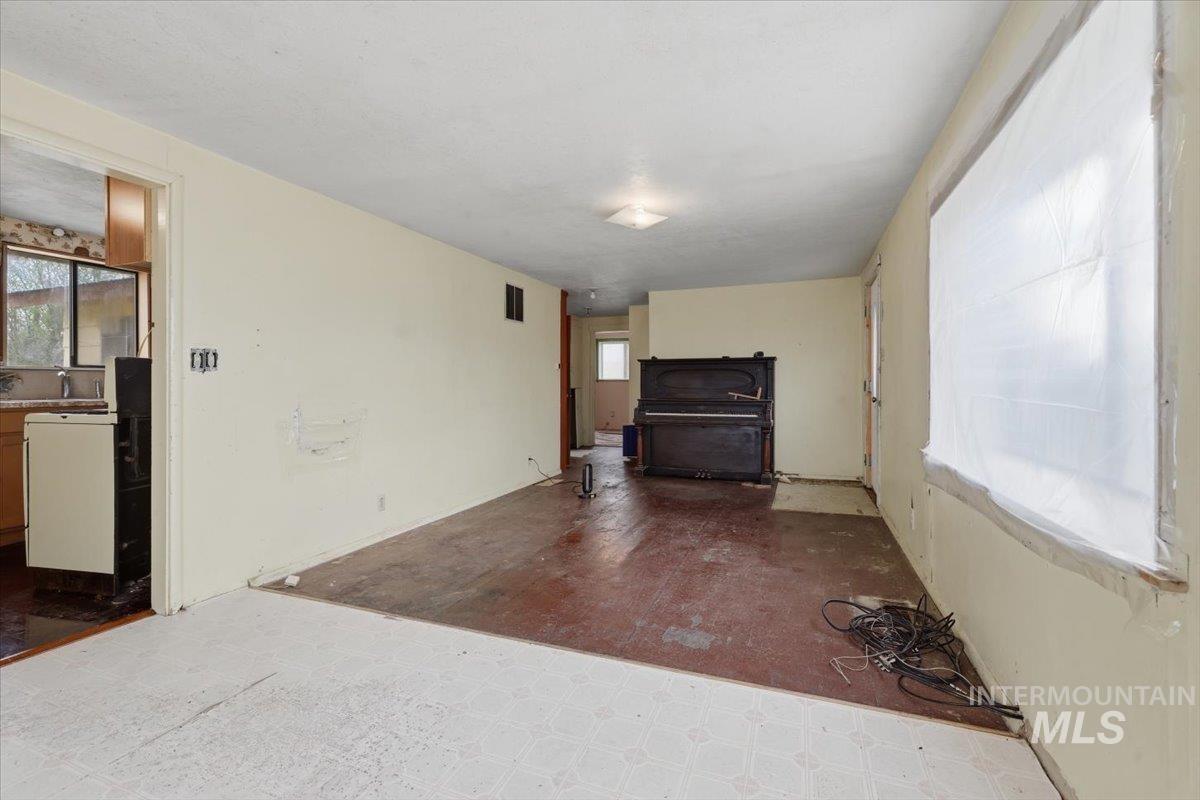 150 3rd Street, Grand View, Idaho 83624, 3 Bedrooms, 2 Bathrooms, Residential For Sale, Price $199,900,MLS 98980753