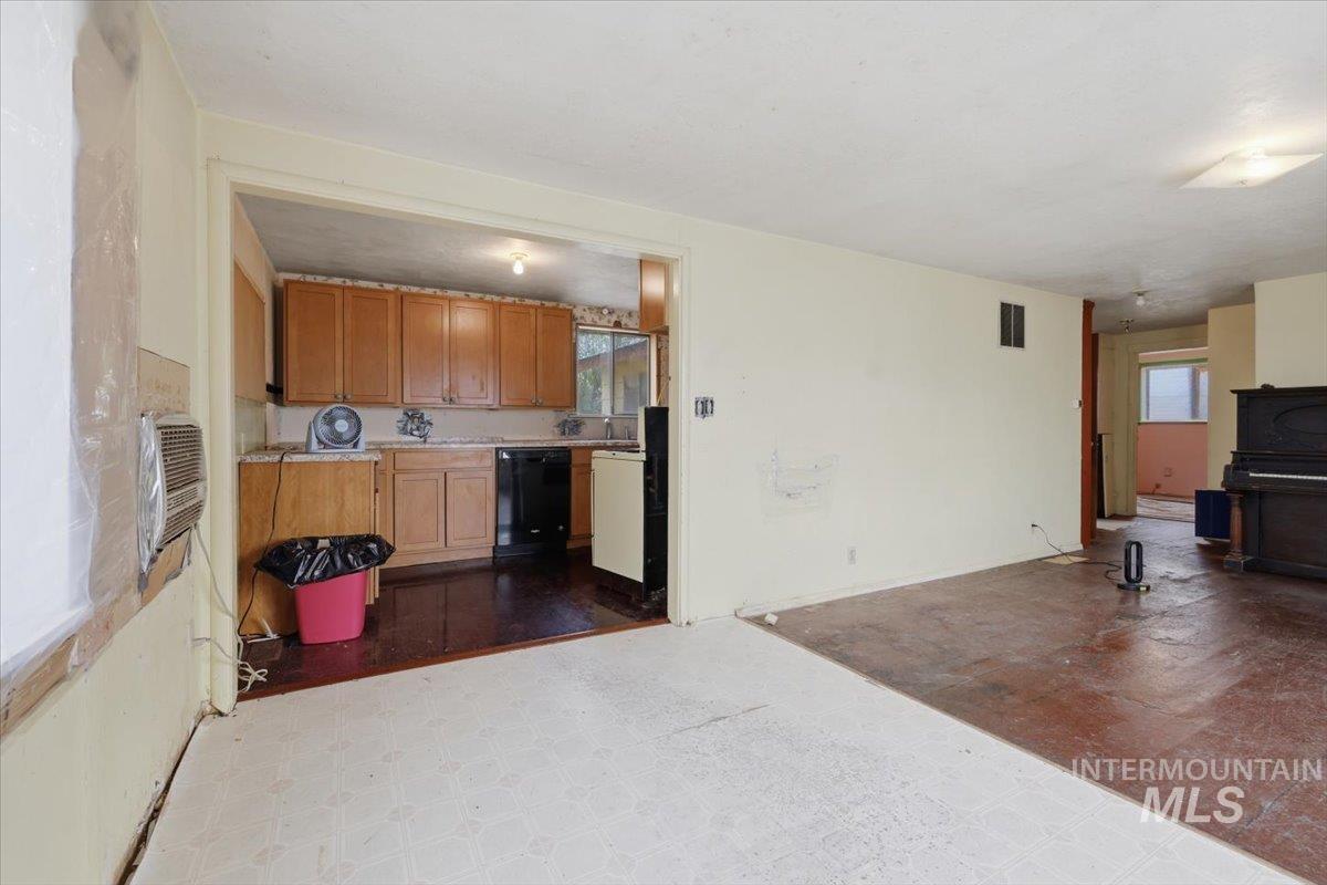 150 3rd Street, Grand View, Idaho 83624, 3 Bedrooms, 2 Bathrooms, Residential For Sale, Price $199,900,MLS 98980753