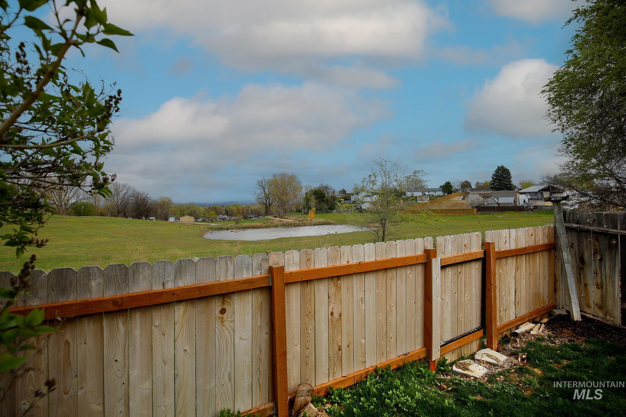 10534 W Fox Ridge Dr, Boise, Idaho 83709, 2 Bedrooms, 1 Bathroom, Residential For Sale, Price $305,000,MLS 98980758