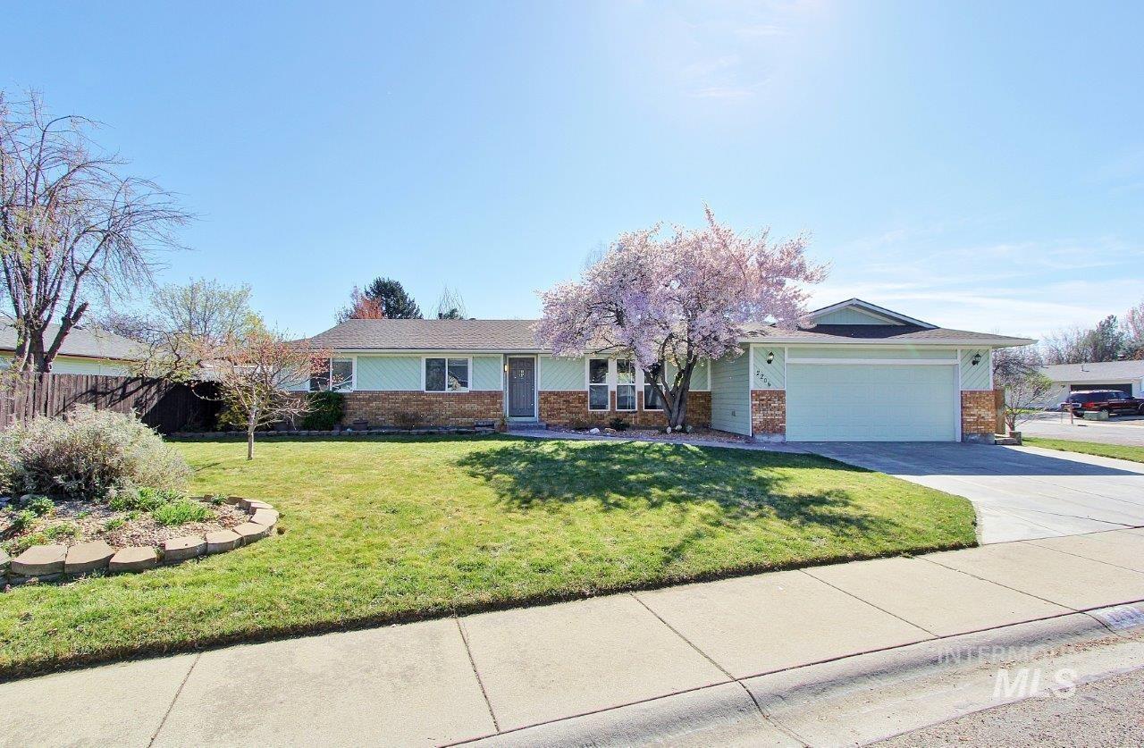2206 N Galway Dr, Meridian, Idaho 83646-1620, 3 Bedrooms, 3 Bathrooms, Residential For Sale, Price $335,000,MLS 98980760