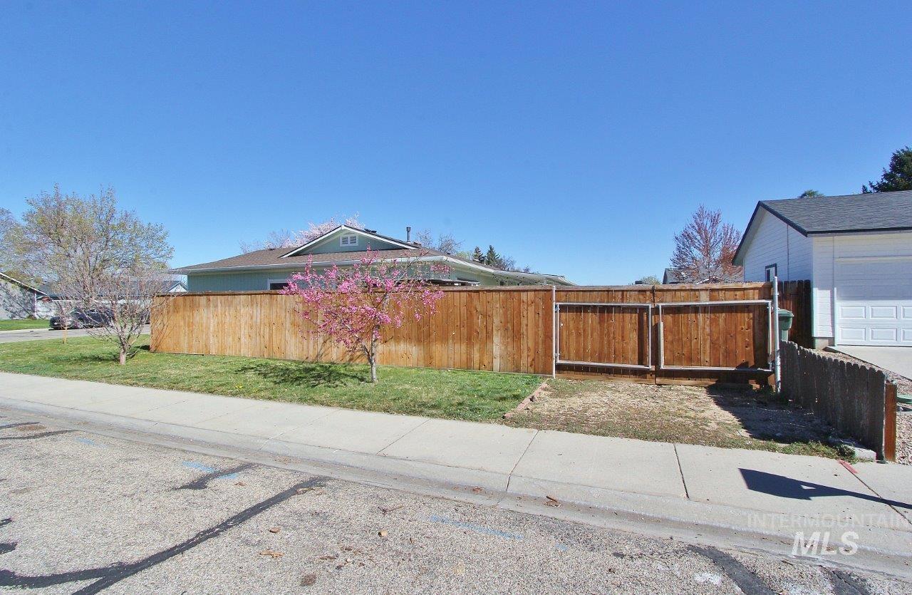 2206 N Galway Dr, Meridian, Idaho 83646-1620, 3 Bedrooms, 3 Bathrooms, Residential For Sale, Price $335,000,MLS 98980760