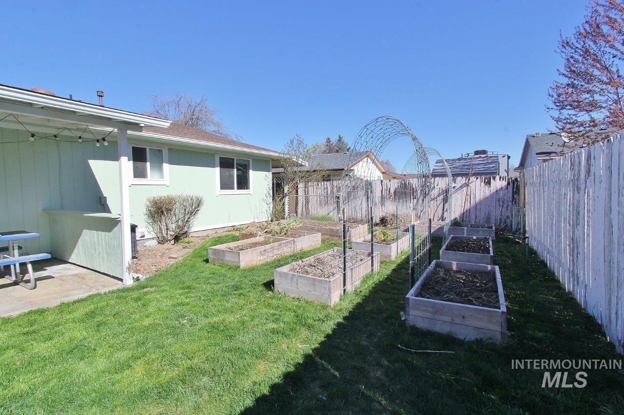 2206 N Galway Dr, Meridian, Idaho 83646-1620, 3 Bedrooms, 3 Bathrooms, Residential For Sale, Price $335,000,MLS 98980760