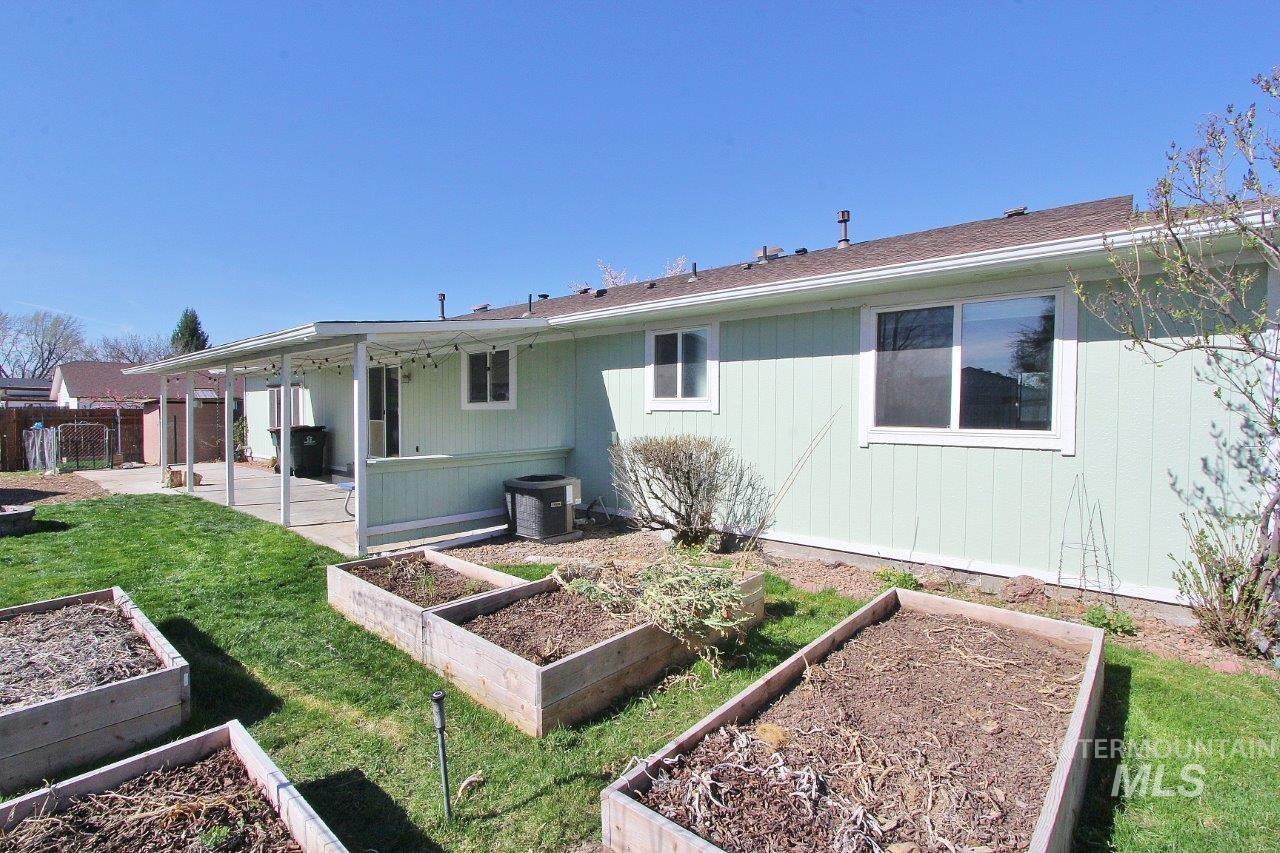 2206 N Galway Dr, Meridian, Idaho 83646-1620, 3 Bedrooms, 3 Bathrooms, Residential For Sale, Price $335,000,MLS 98980760